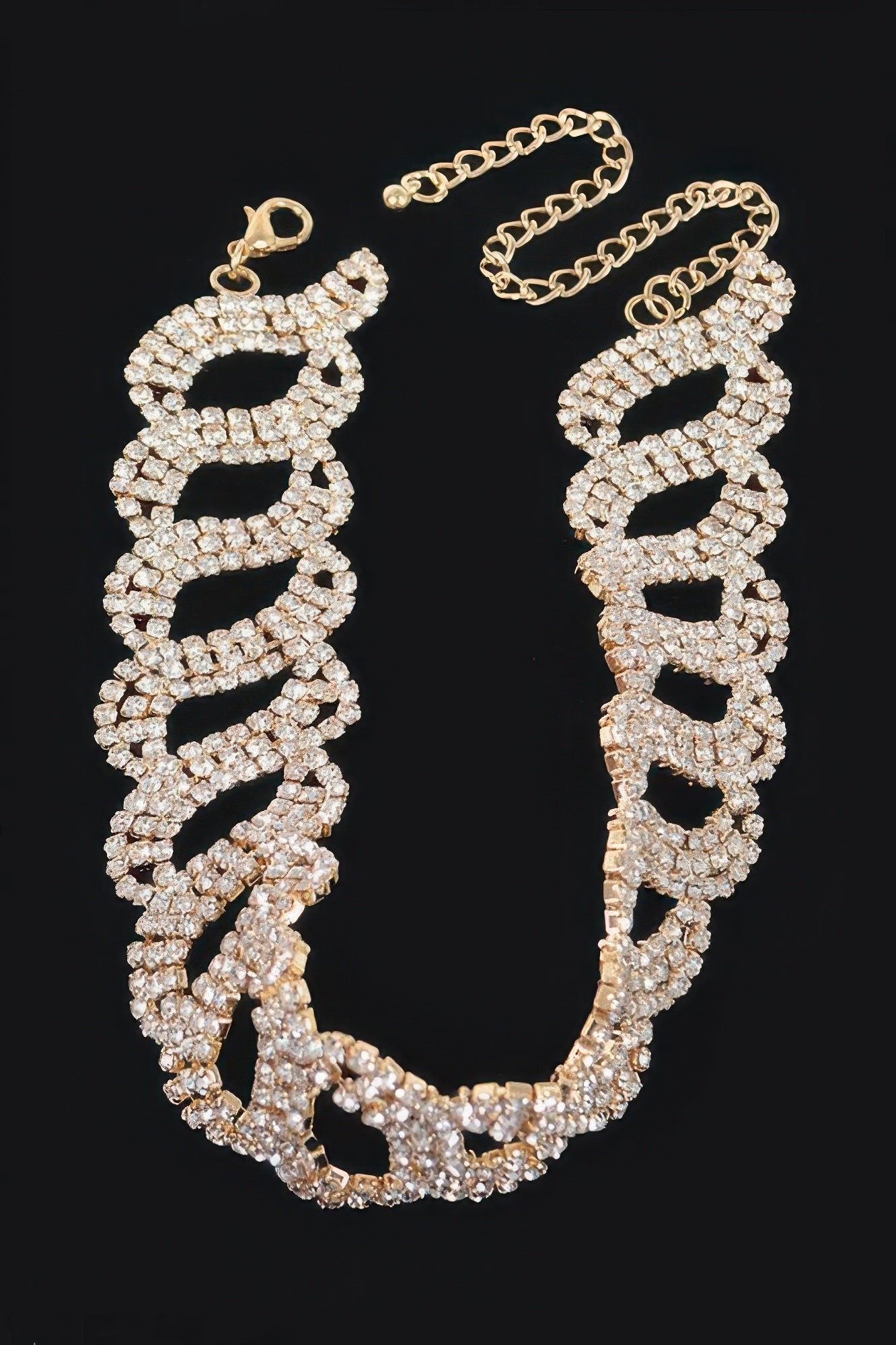 Rhinestone-Chain Choker: goldfarbene Kette mit Strass-Gliedern, flach auf schwarzem Grund