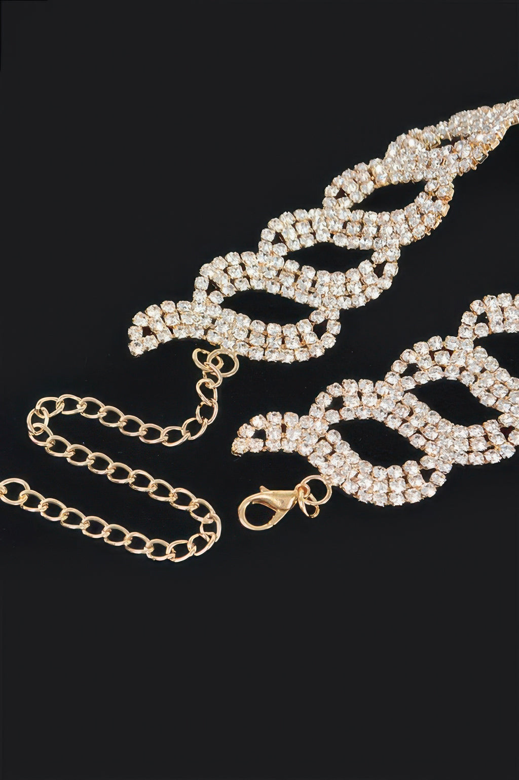 Nahaufnahme: goldfarbene Strass-Gliederkette mit Hakenverschluss, breiter Choker