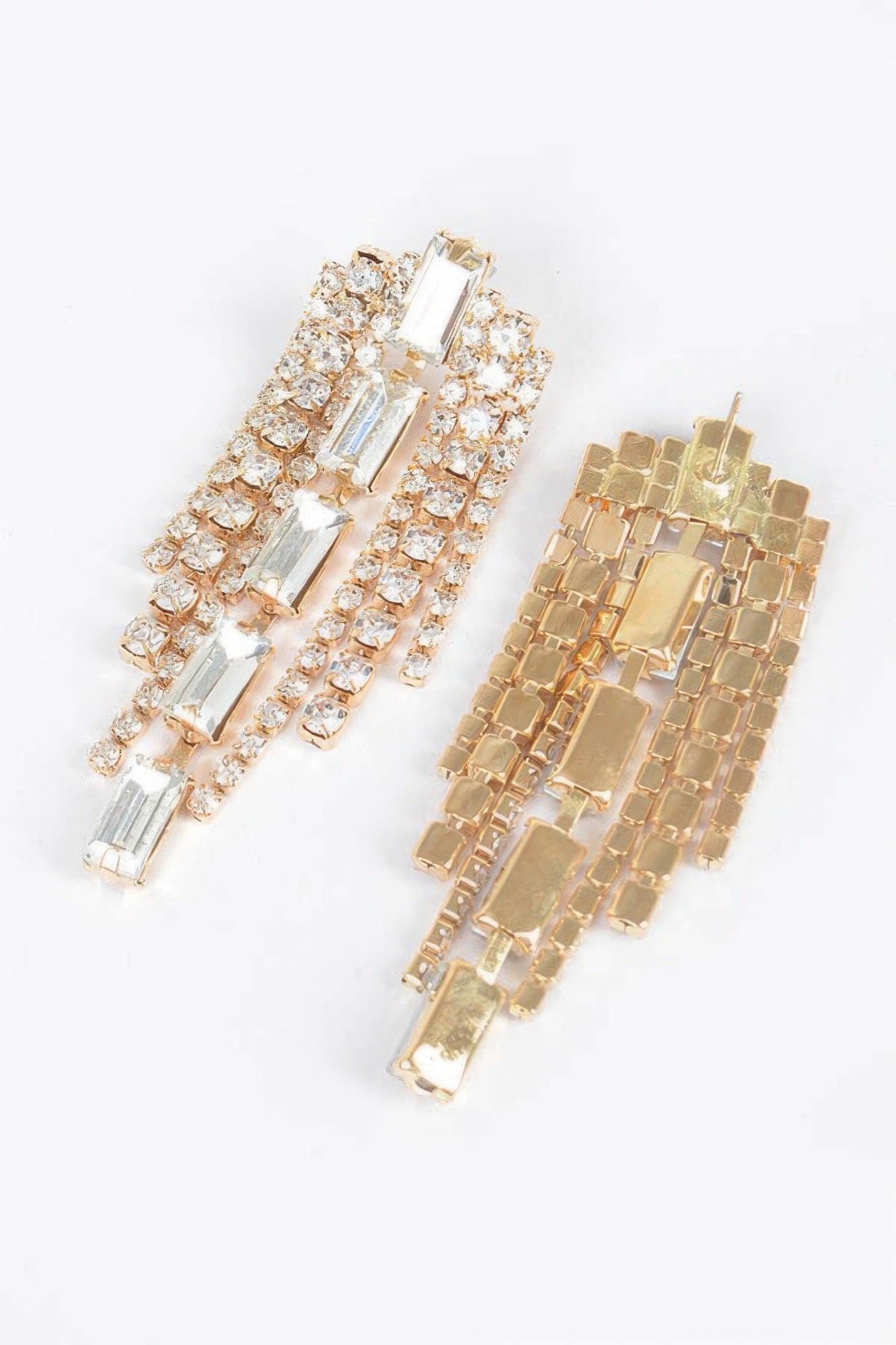 Multi-Shape Strass-Ohrringe: links klar-silbern, rechts klar-gold, rechteckige Steinbarren