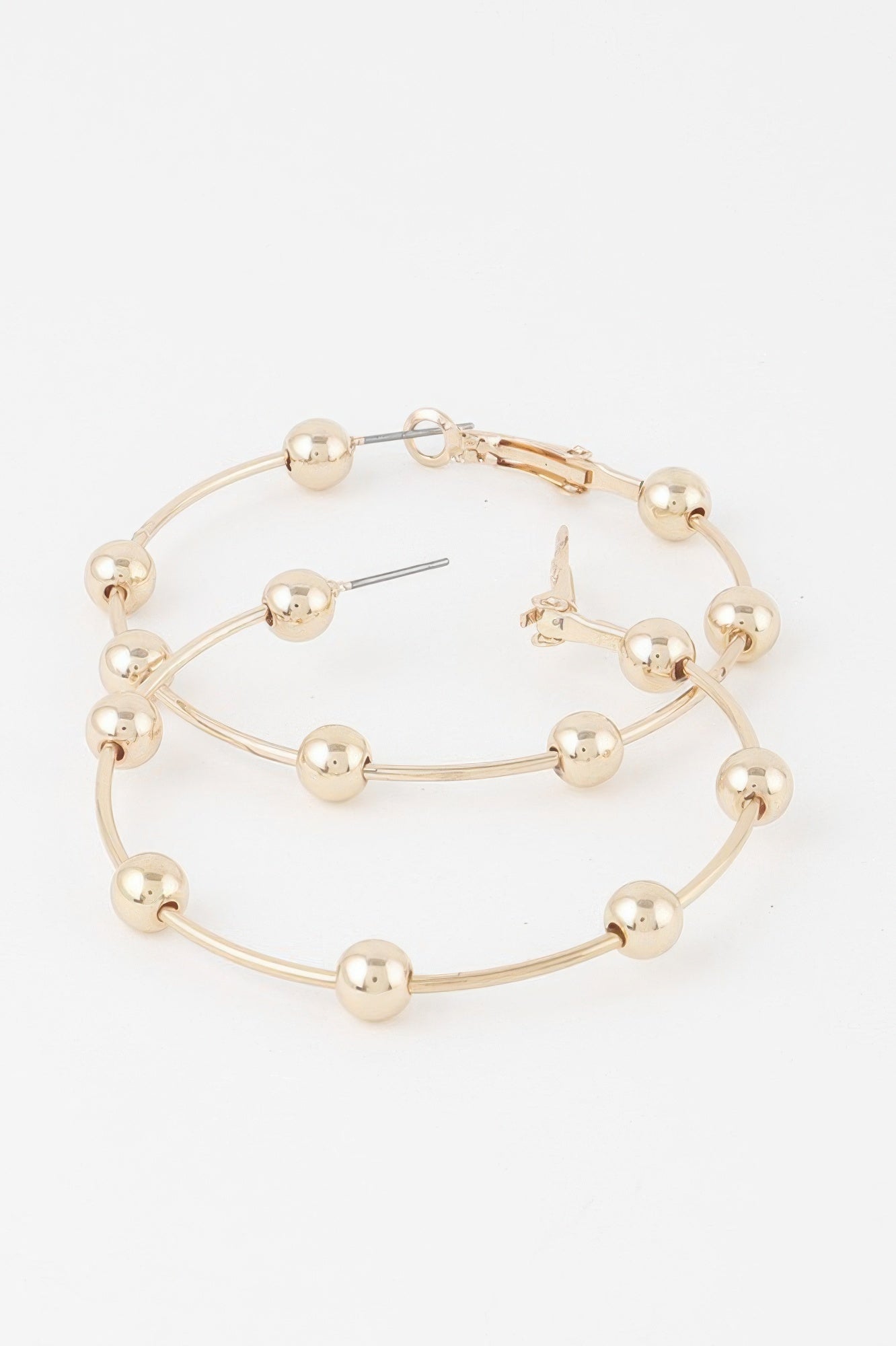 Goldene Creolen mit Kugel-Details entlang des Rings