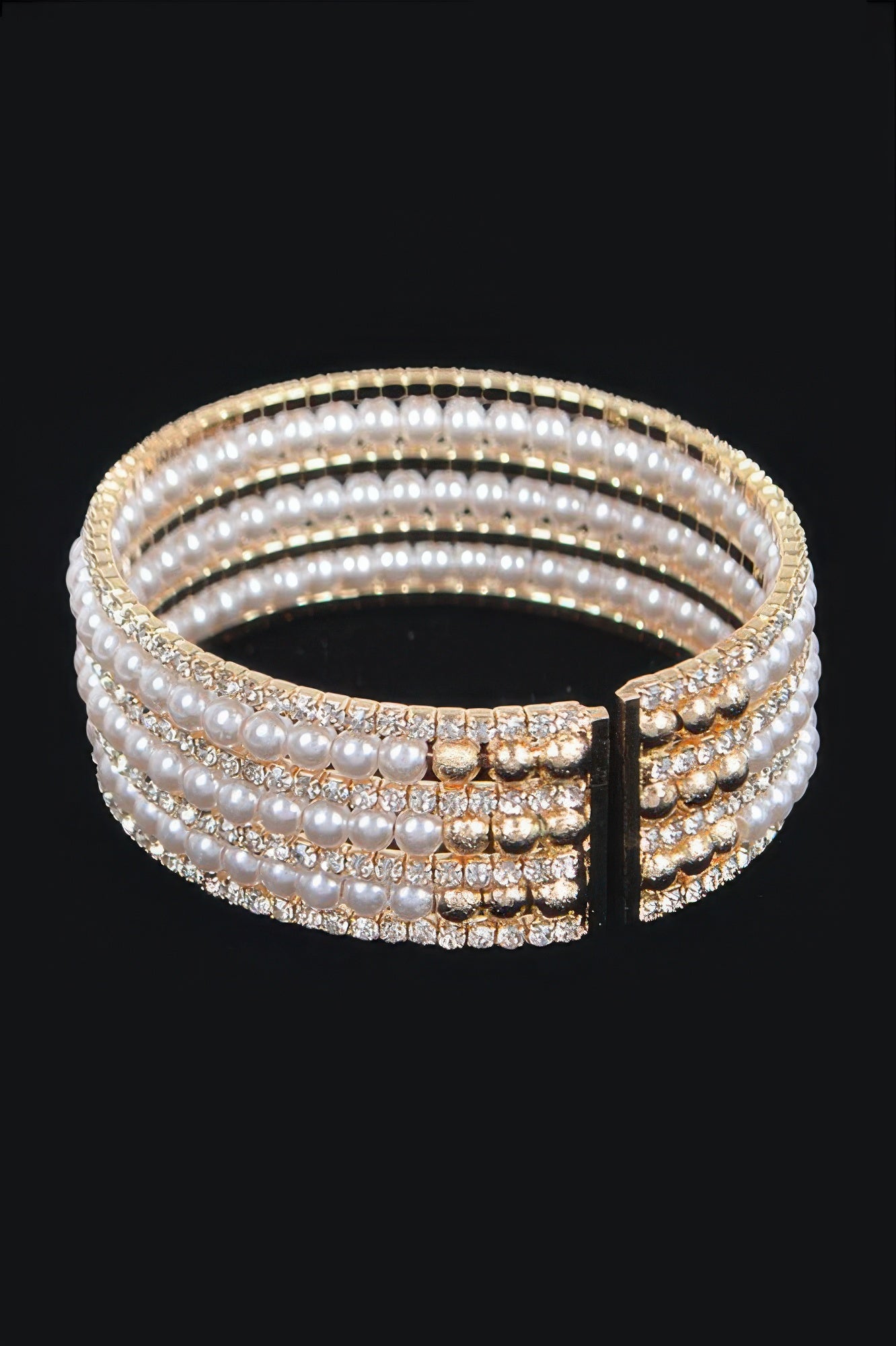 Pearl&stone wire bracelet: white pearls with gold-toned crystal band and curved clasp