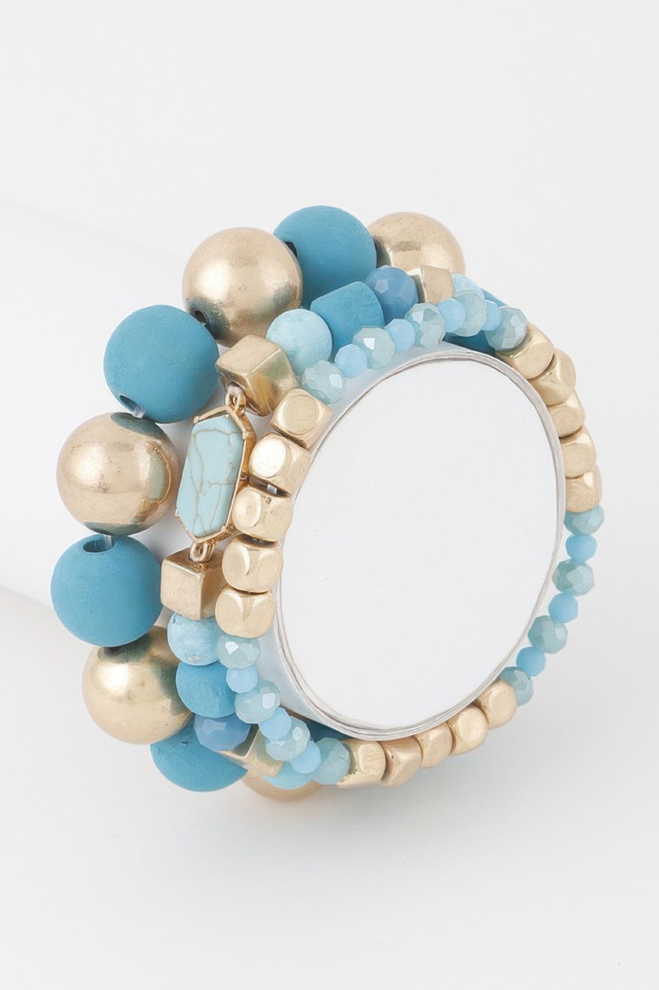 Multi Stone Beaded Bracelet mit türkisfarbenen Perlen und goldfarbenen Akzenten
