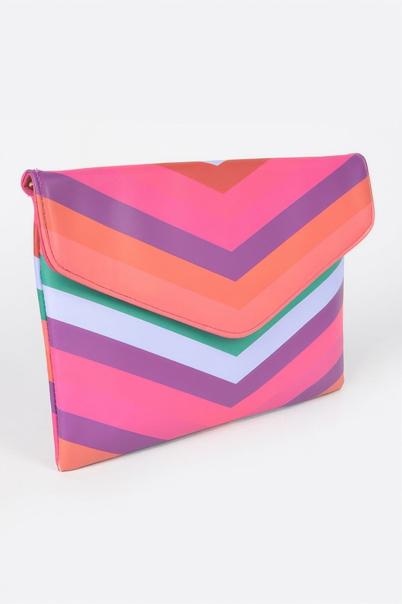 Clutch tipo sobre multicolor con solapa; chevron rosa, lila, verde y blanco