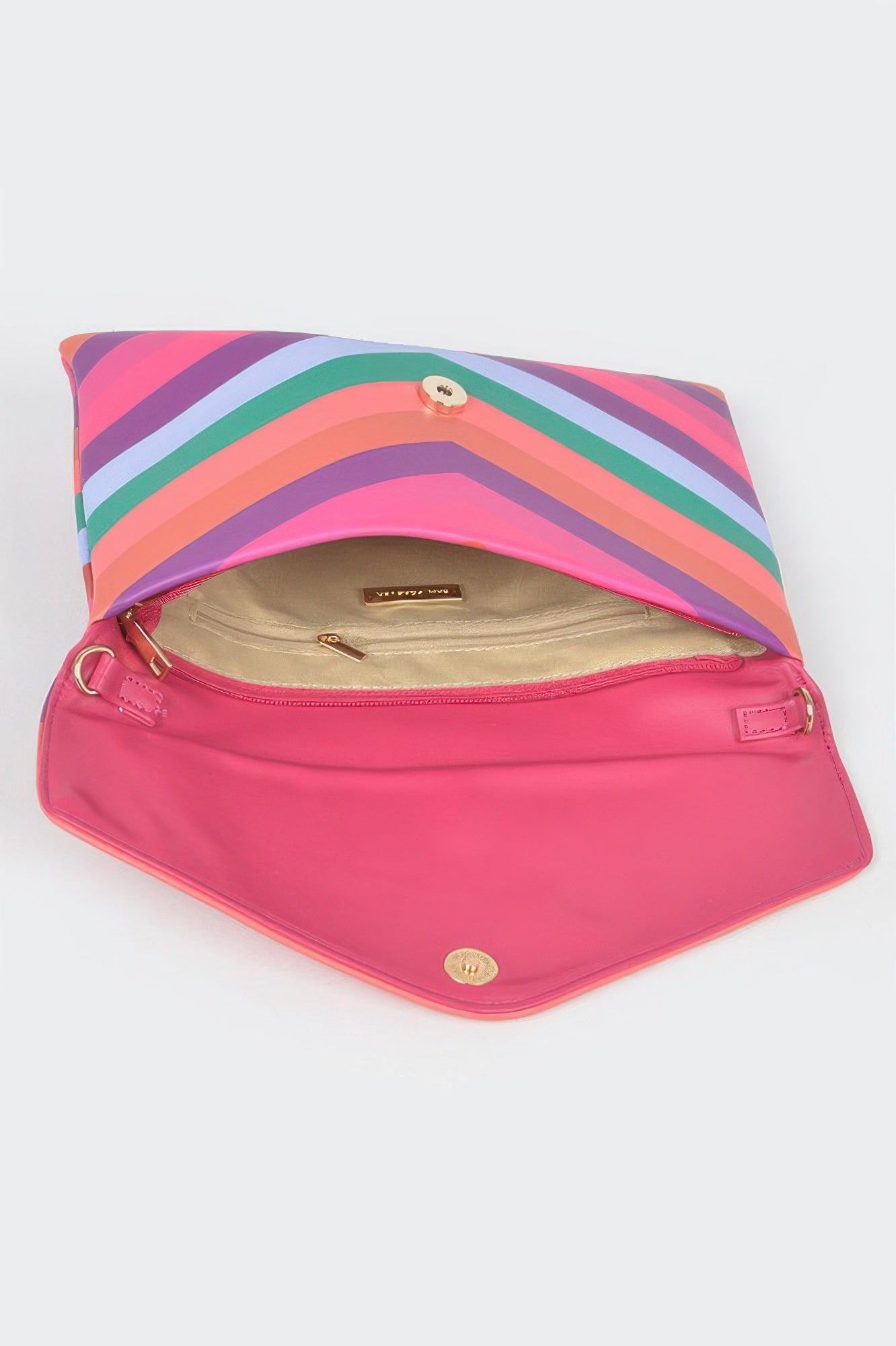 Clutch sobre multicolor abierto con cierre botón; interior beige y cadena dorada