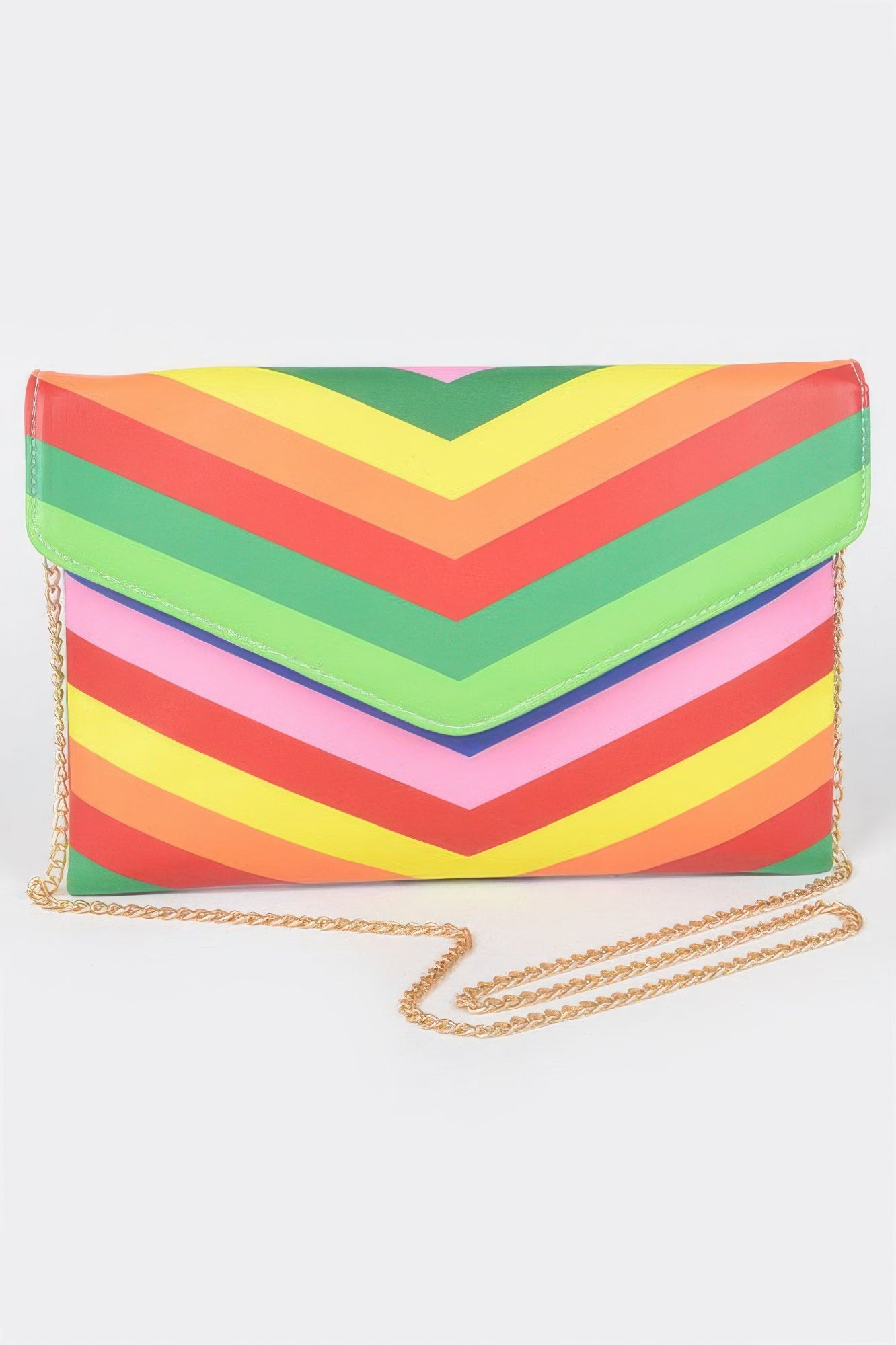 Clutch sobre multicolor con solapa, chevron verde y amarillo con naranja y rosa; cadena dorada