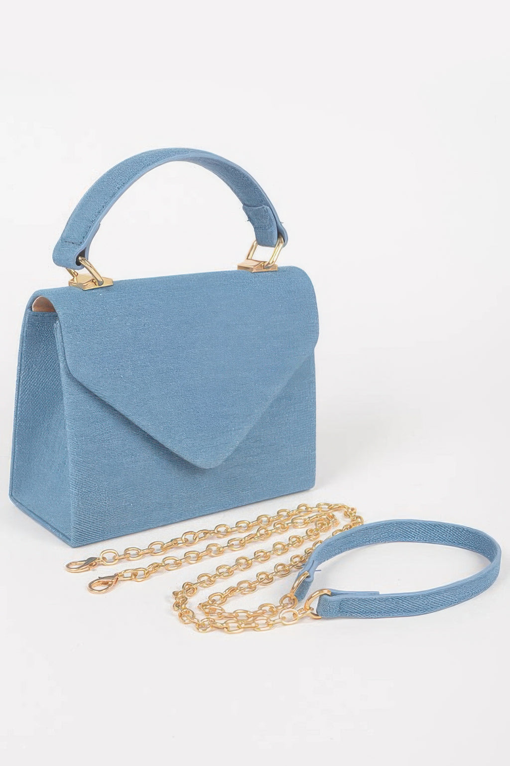 Bolso bandolera cruzado denim azul claro con solapa triangular y cadena dorada