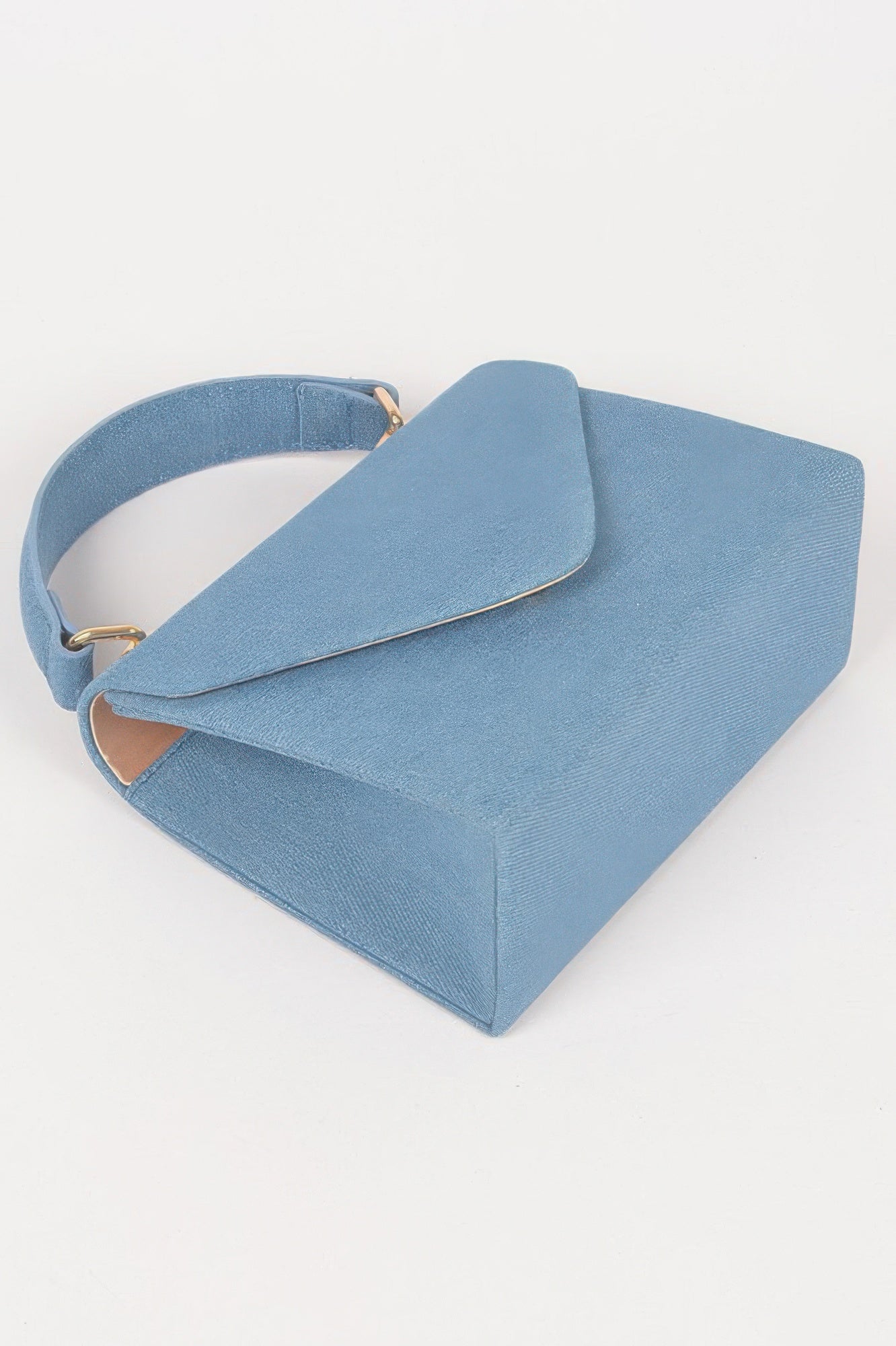 Bolso bandolera cruzado denim azul claro con asa ajustable y perfil triangular