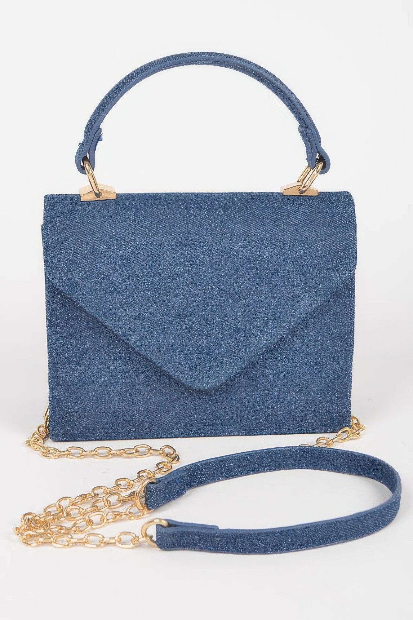 Bolso bandolera cruzado denim azul claro con solapa y correa larga de cadena