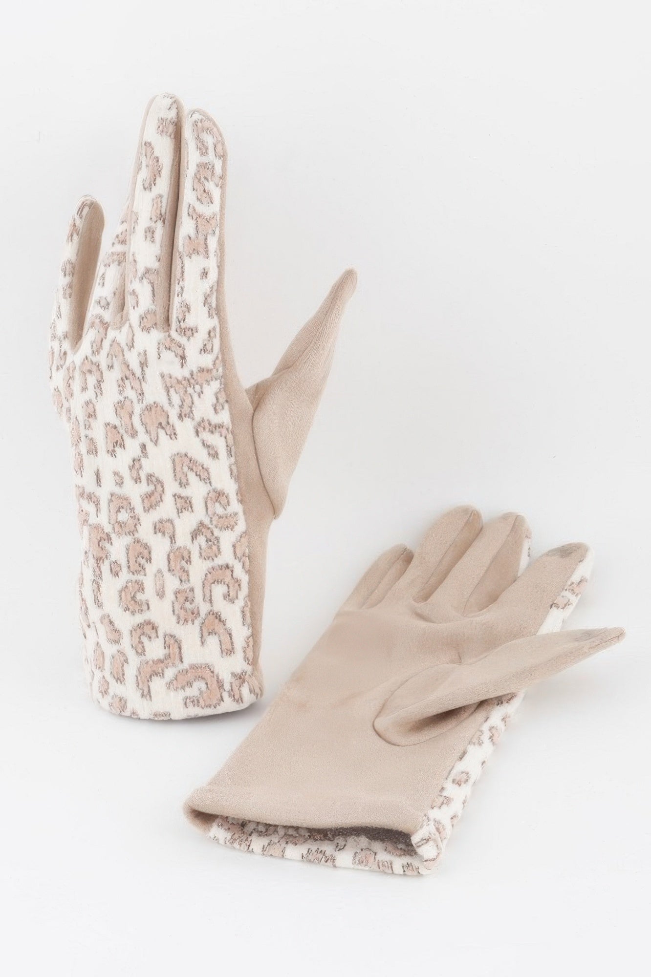Ivory leopard-pattern gloves with fitted cuffs