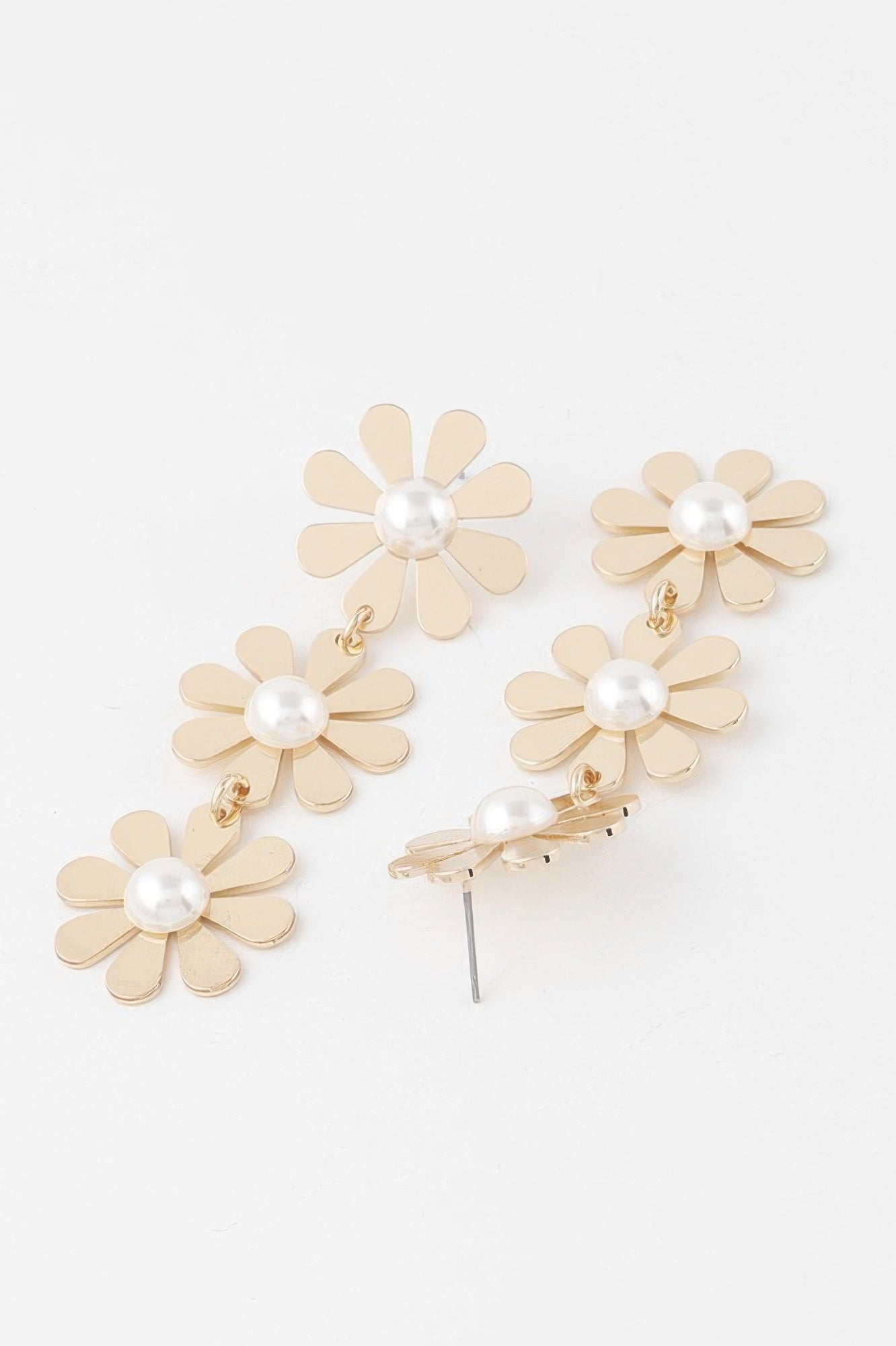 Dangling daisy drop earrings with 3 cream flowers and round pearl drops, gold-tone