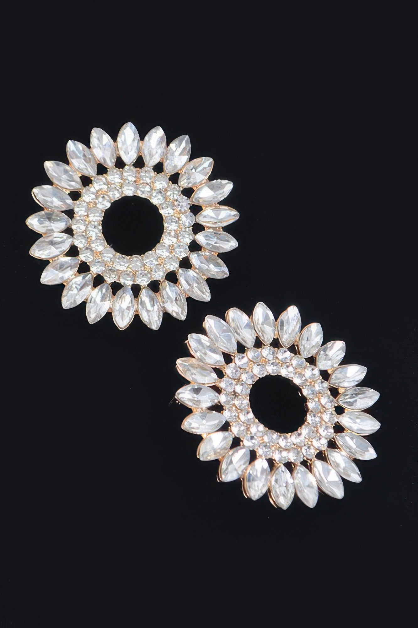 Runde Rhinestone-Ohrringe, klare Kristalle mit dunklem Zentrum