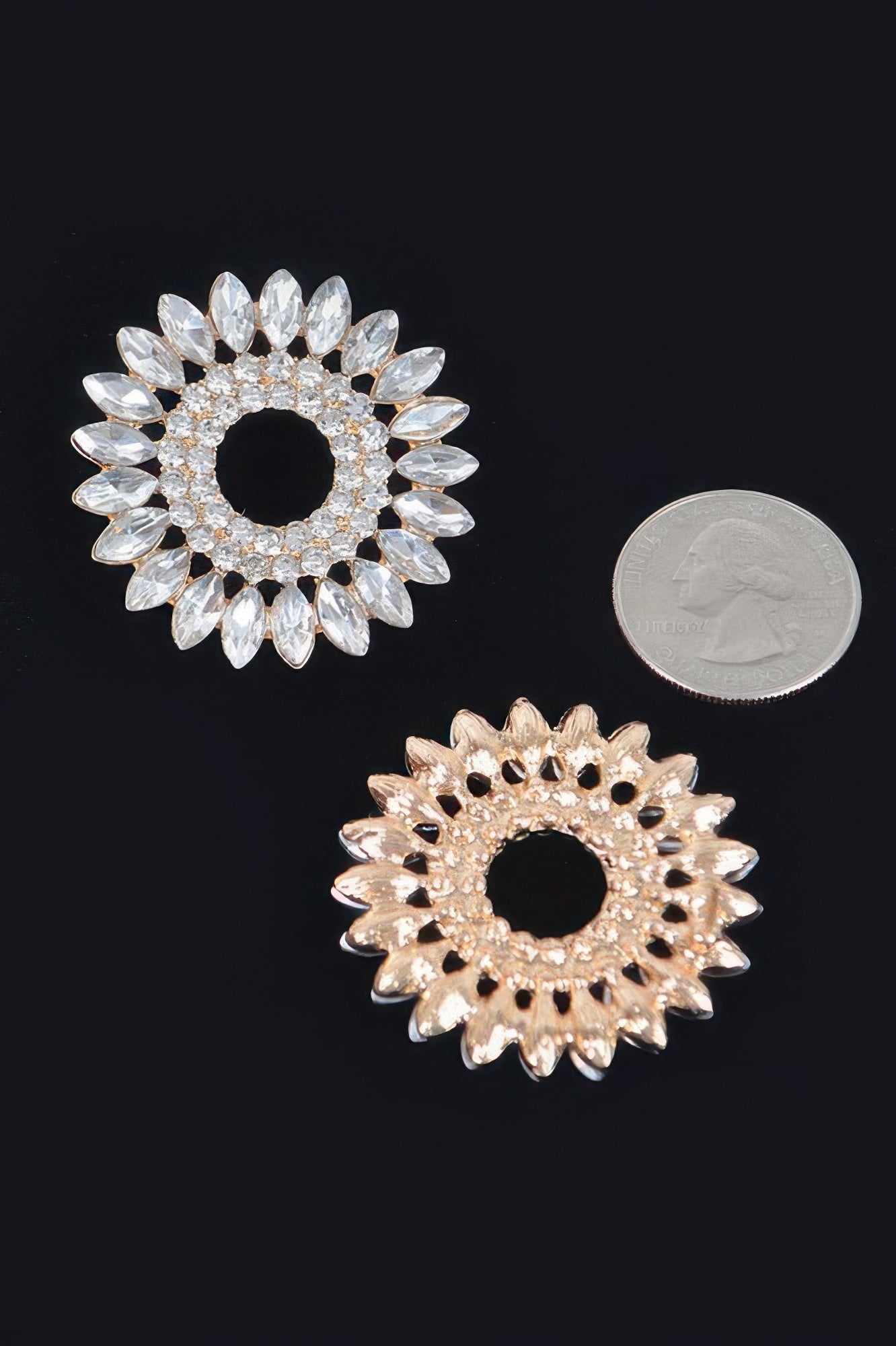 Rhinestone-Ohrstecker, klare und goldfarbene Kristalle; mit Größenvergleich