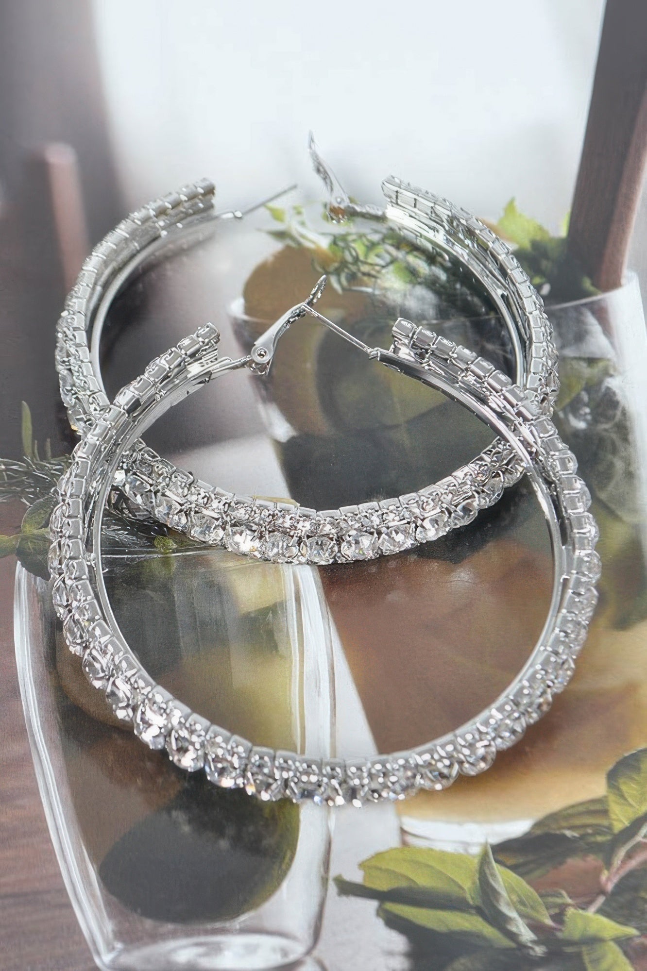60-mm Hoop-Ohrringe mit mehrreihigem Strassbesatz, glänzender Kreis und Hakenbügel