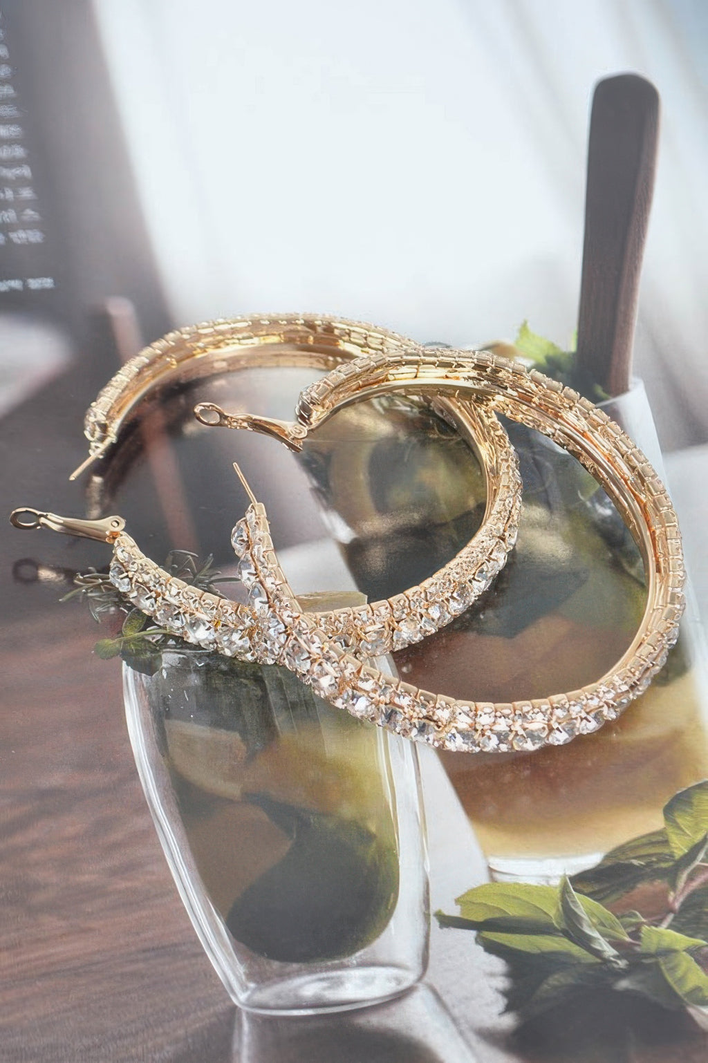 Große Strass-Hoop-Ohrringe, mehrere Reihen am Ring, Hakenverschluss am Ohr