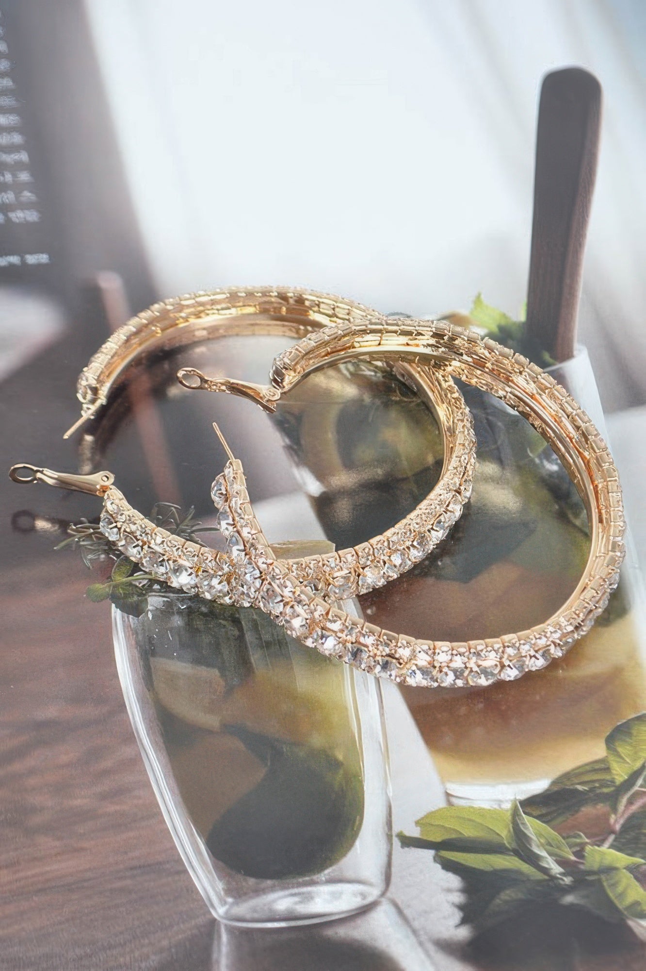 Große Strass-Hoop-Ohrringe, mehrere Reihen am Ring, Hakenverschluss am Ohr