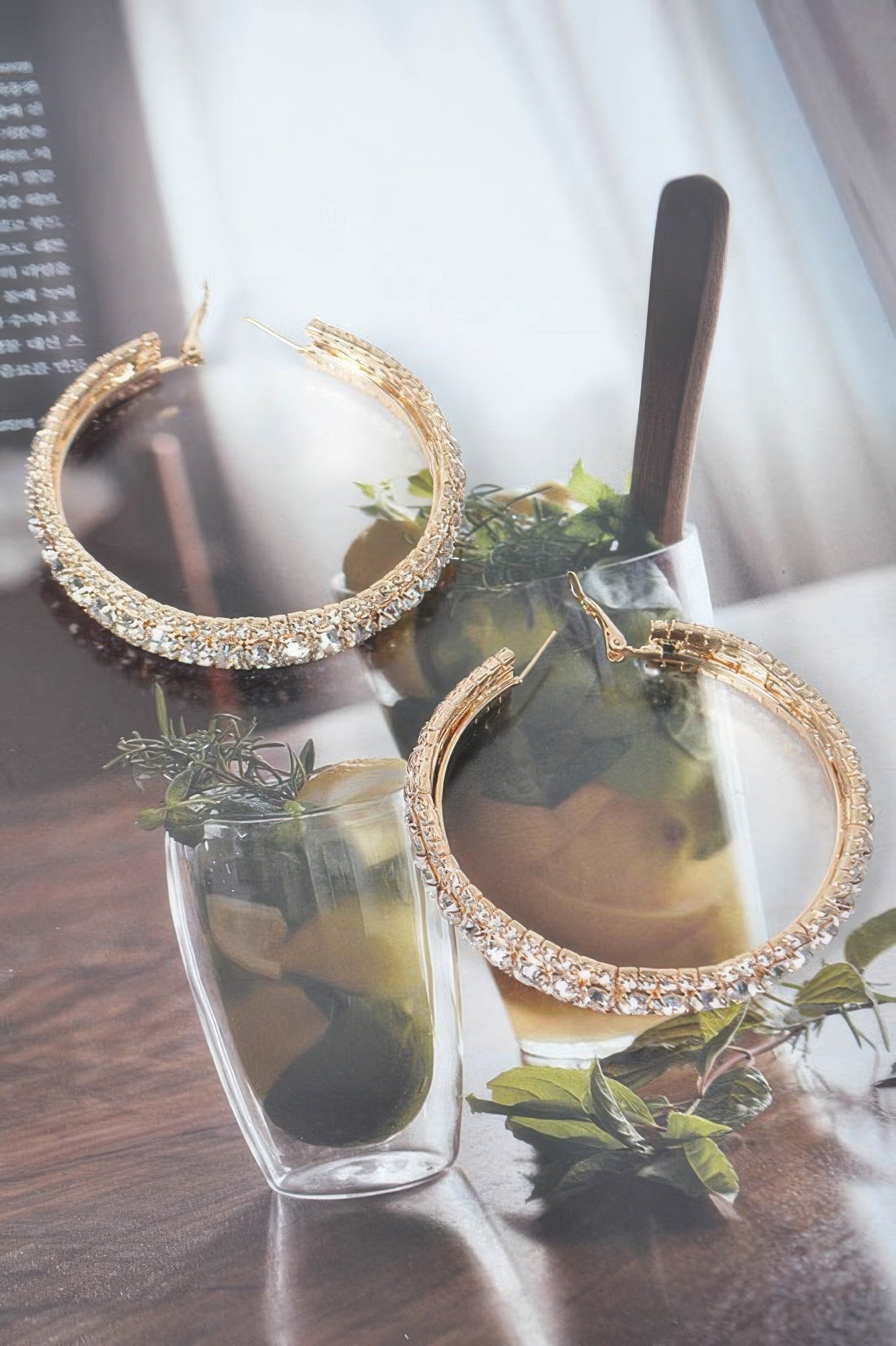 Paar 60-mm Hoop-Ohrringe mit mehrreihigem Strassbesatz, runder Ring mit Bügelhaken