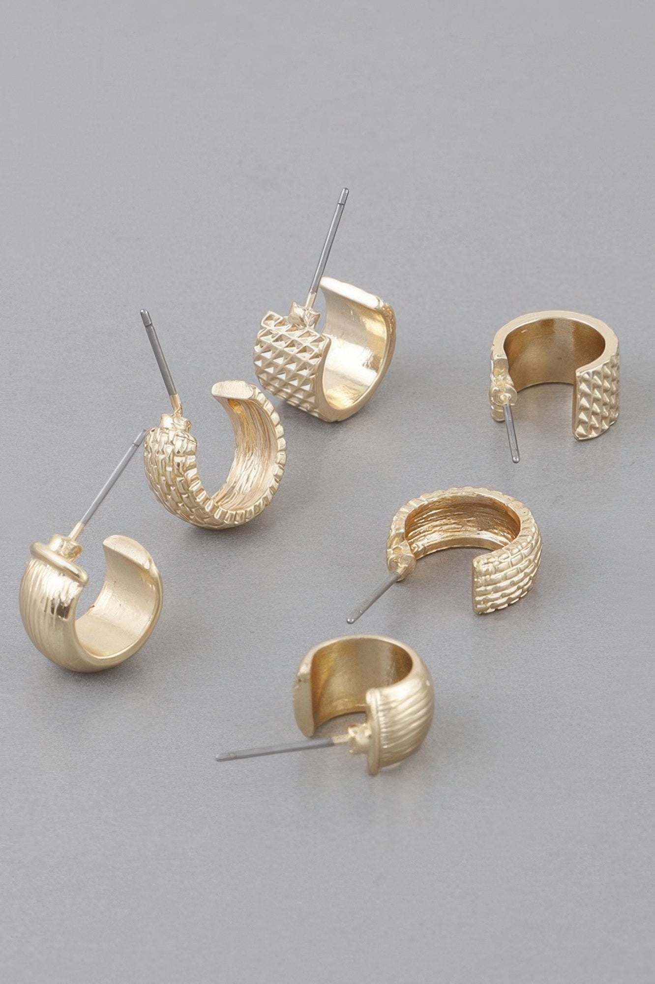 Goldfarbene bulky Hoop-Ohrringe, geprägte Segmente, offene Creolen-Form, mehrere Paare