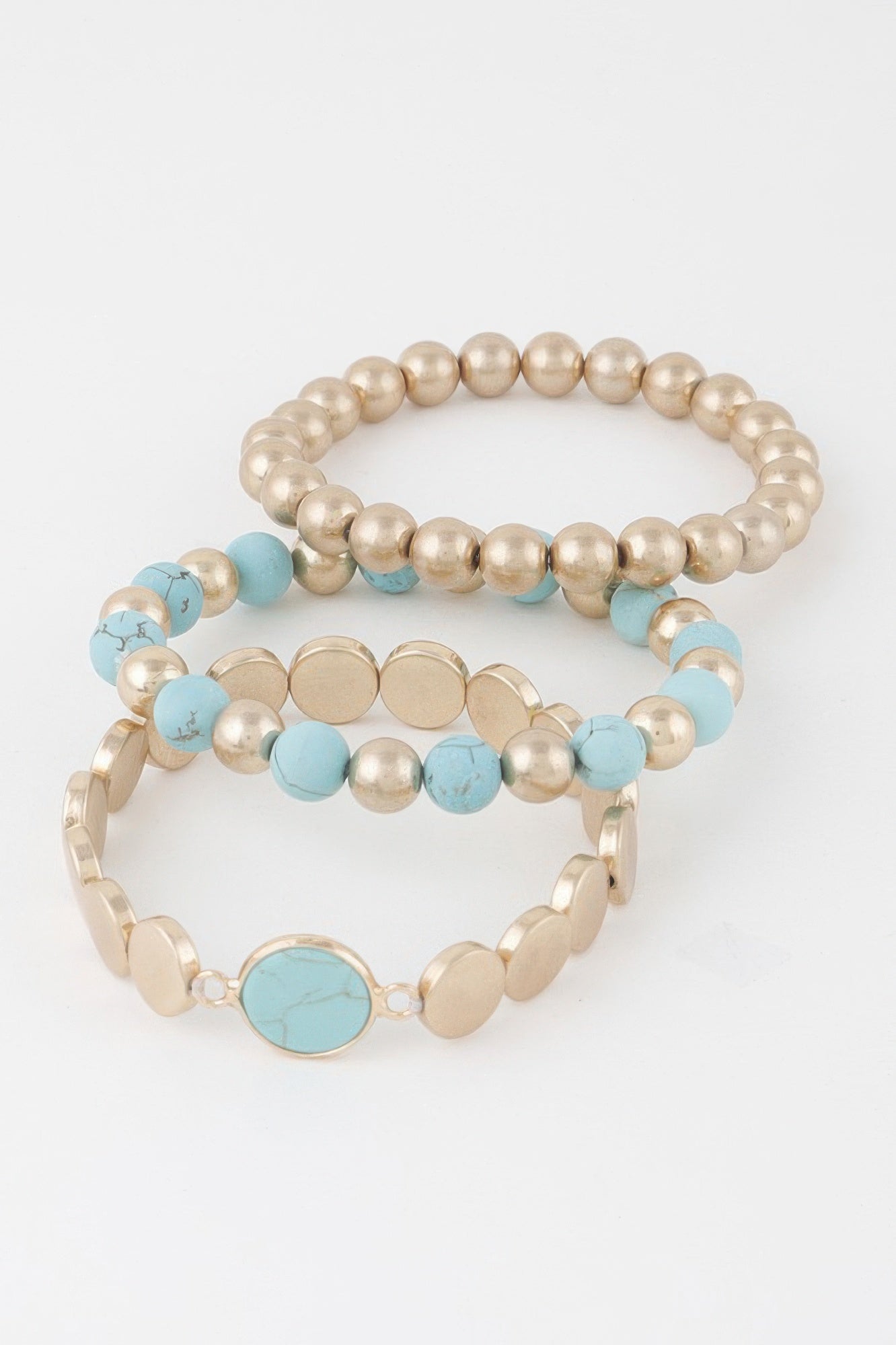 Beaded bracelet set with gold beads and turquoise stones, round clasp detail