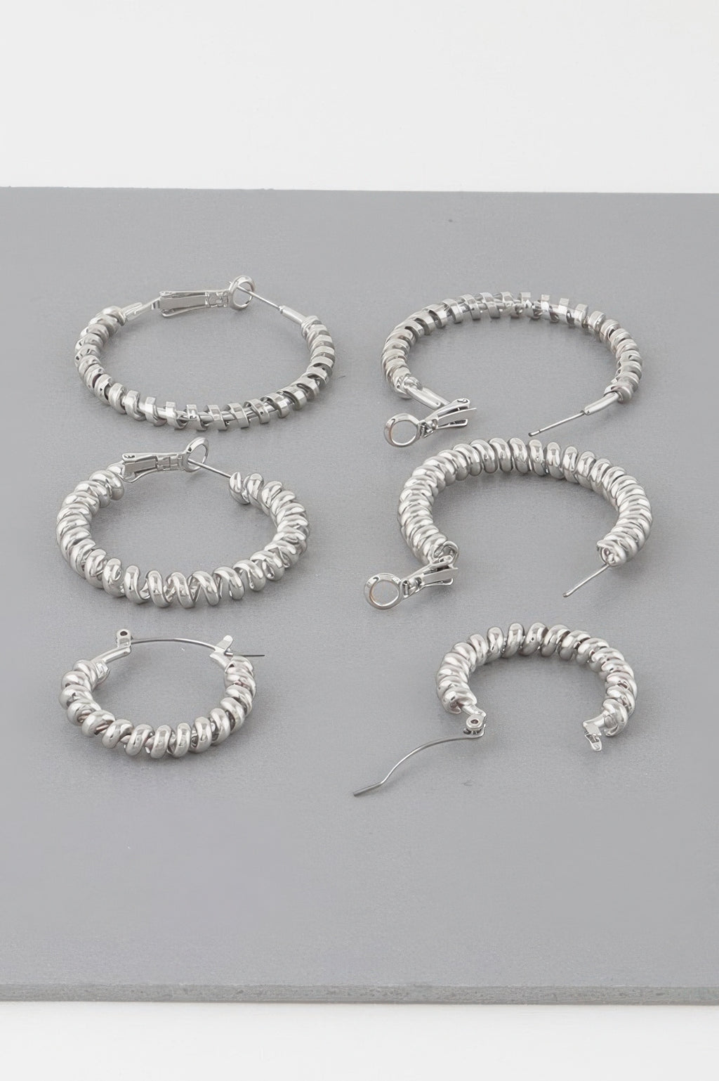 Silberfarbene Creolen-Ohrringe im Set, verschiedene Wrap-Details und Clips