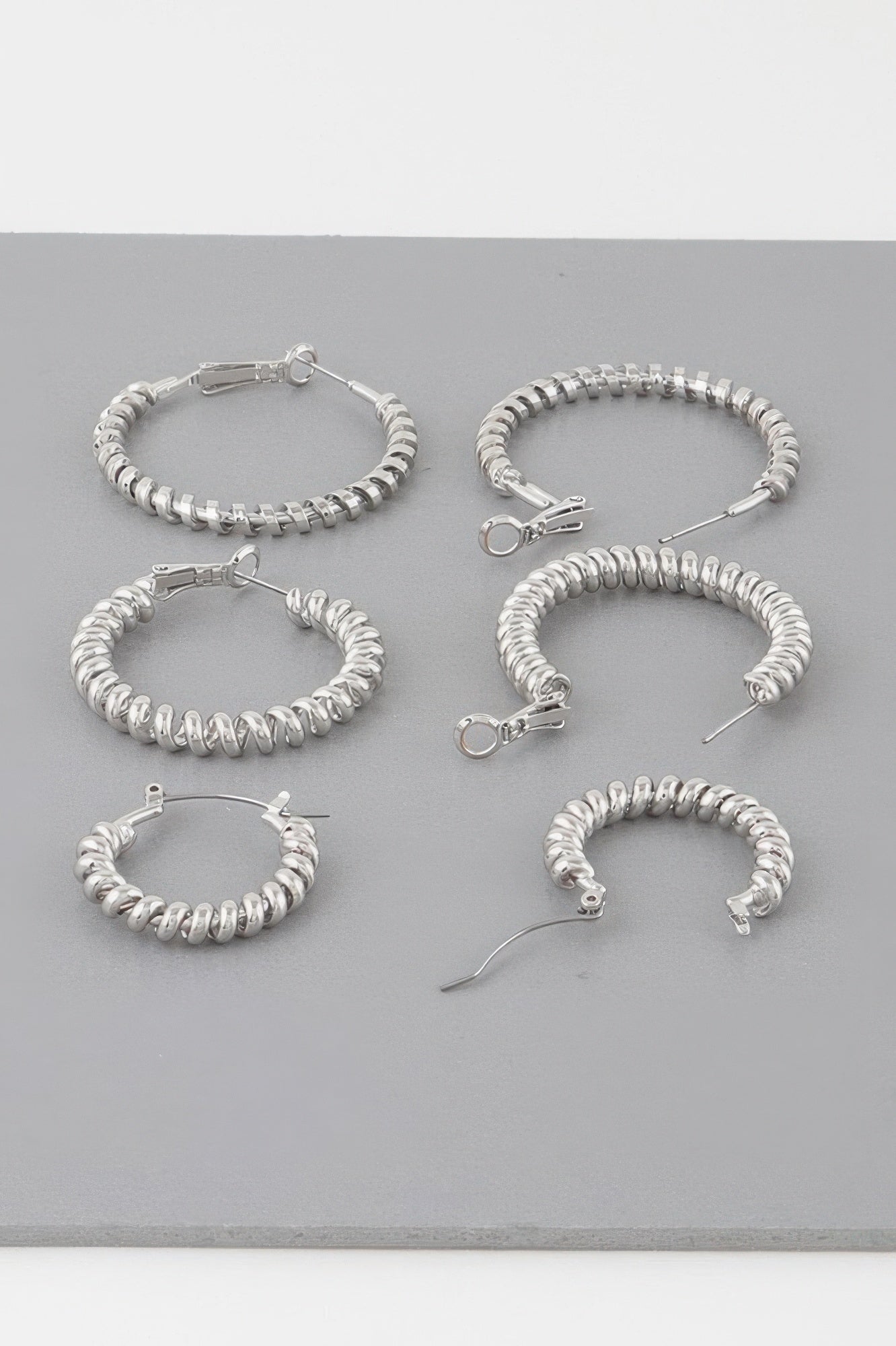 Silberfarbene Creolen-Ohrringe im Set, verschiedene Wrap-Details und Clips
