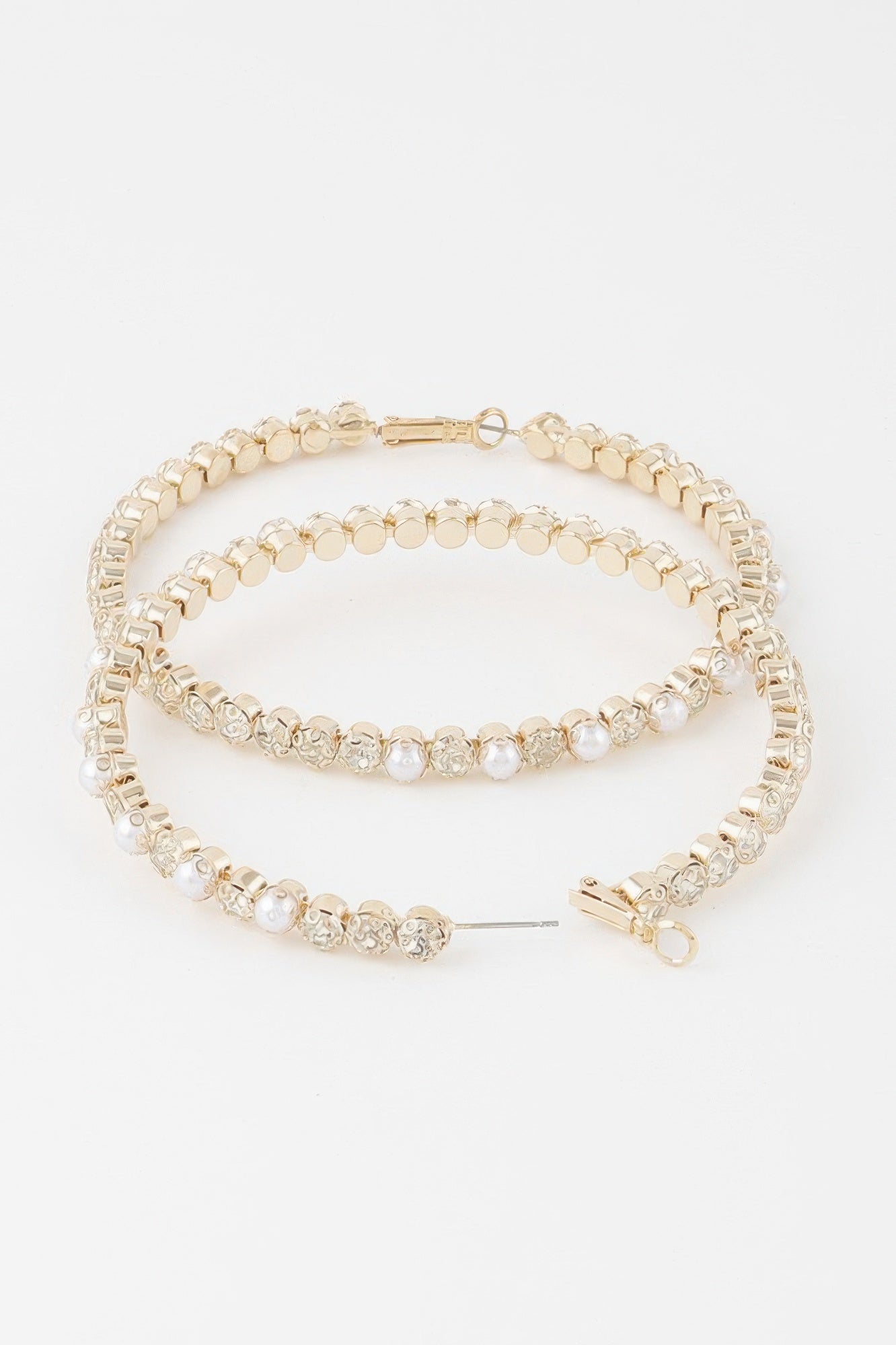 Goldfarbene Hoop-Ohrringe mit funkelnden Steinchen, Ketten-Design