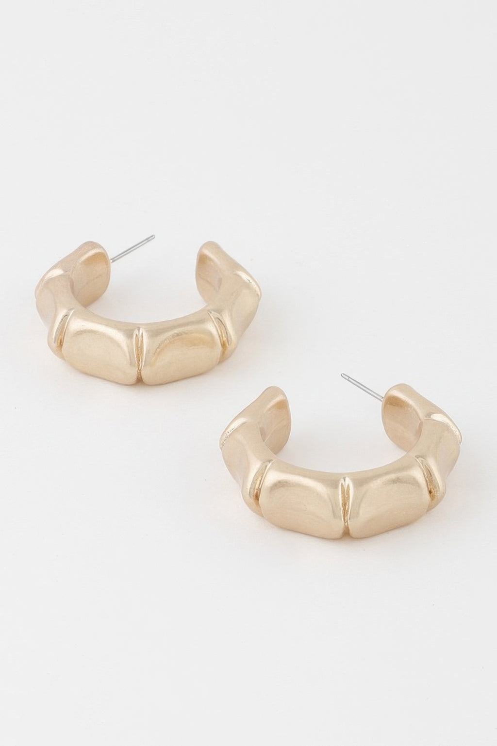 Skeleton-style hoop earrings, W gold finish with bar posts