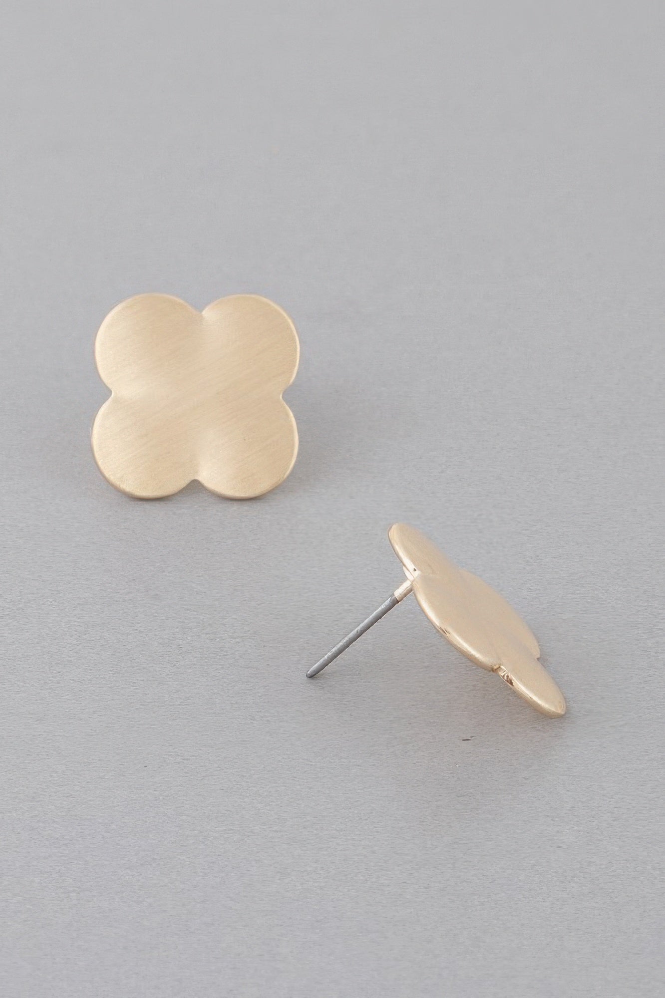 Clover stud earrings in gold tone, four-petal clover design