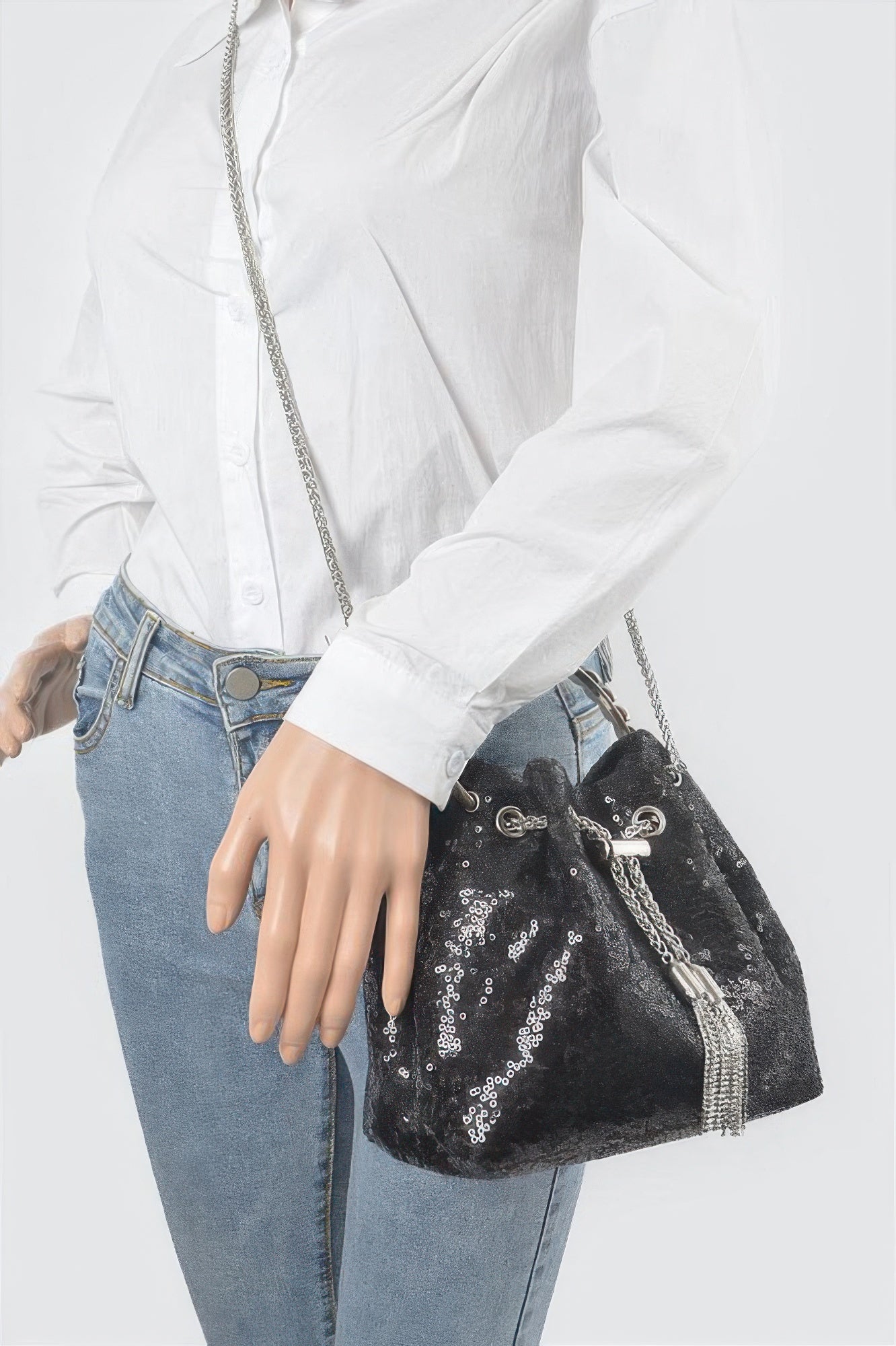 Sequin-Bucket-Bag schwarz getragen am Schultergurt, Kettenhenkel über dem Arm