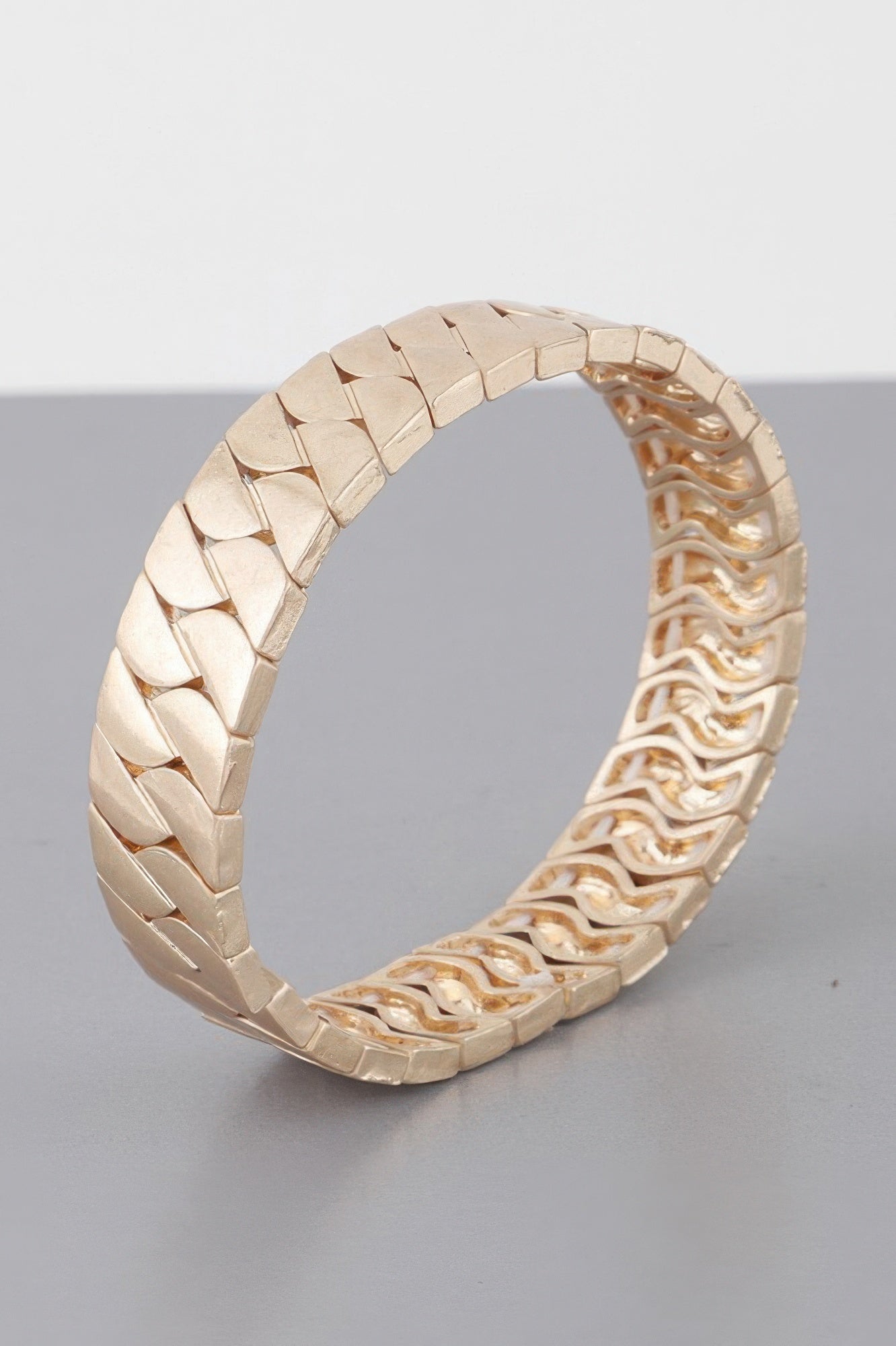 Zweifarbiges Curb-Chain-Cuff-Armband, Glieder in Gold und Silber mit Glanz