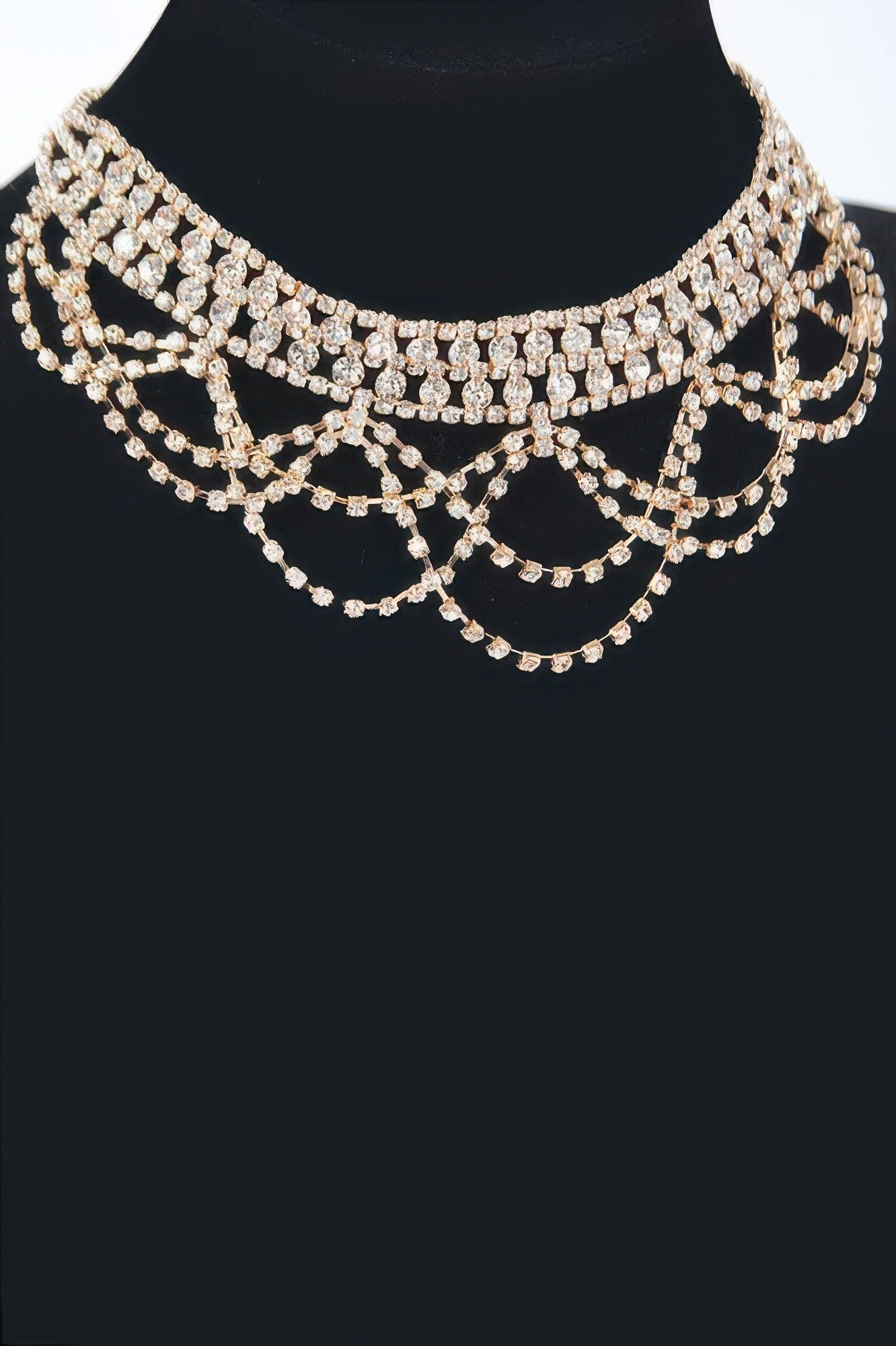 Goldfarbenes Rhinestone-Kettenhalsband, gestapelte Stränge mit runden Steinen