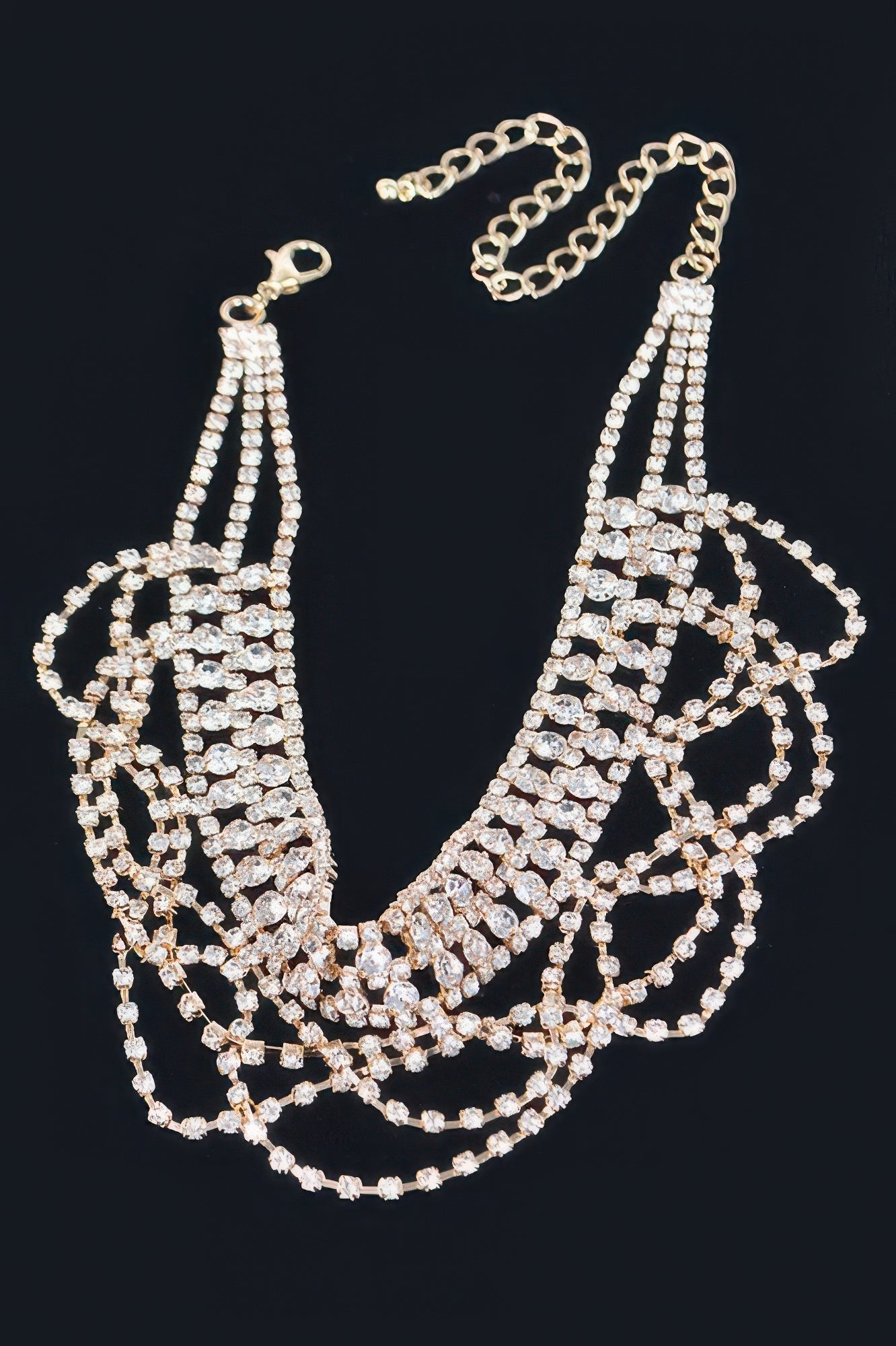 Goldfarbenes Rhinestone-Halsband mit großem, mehrreihigem Glitzerbesatz