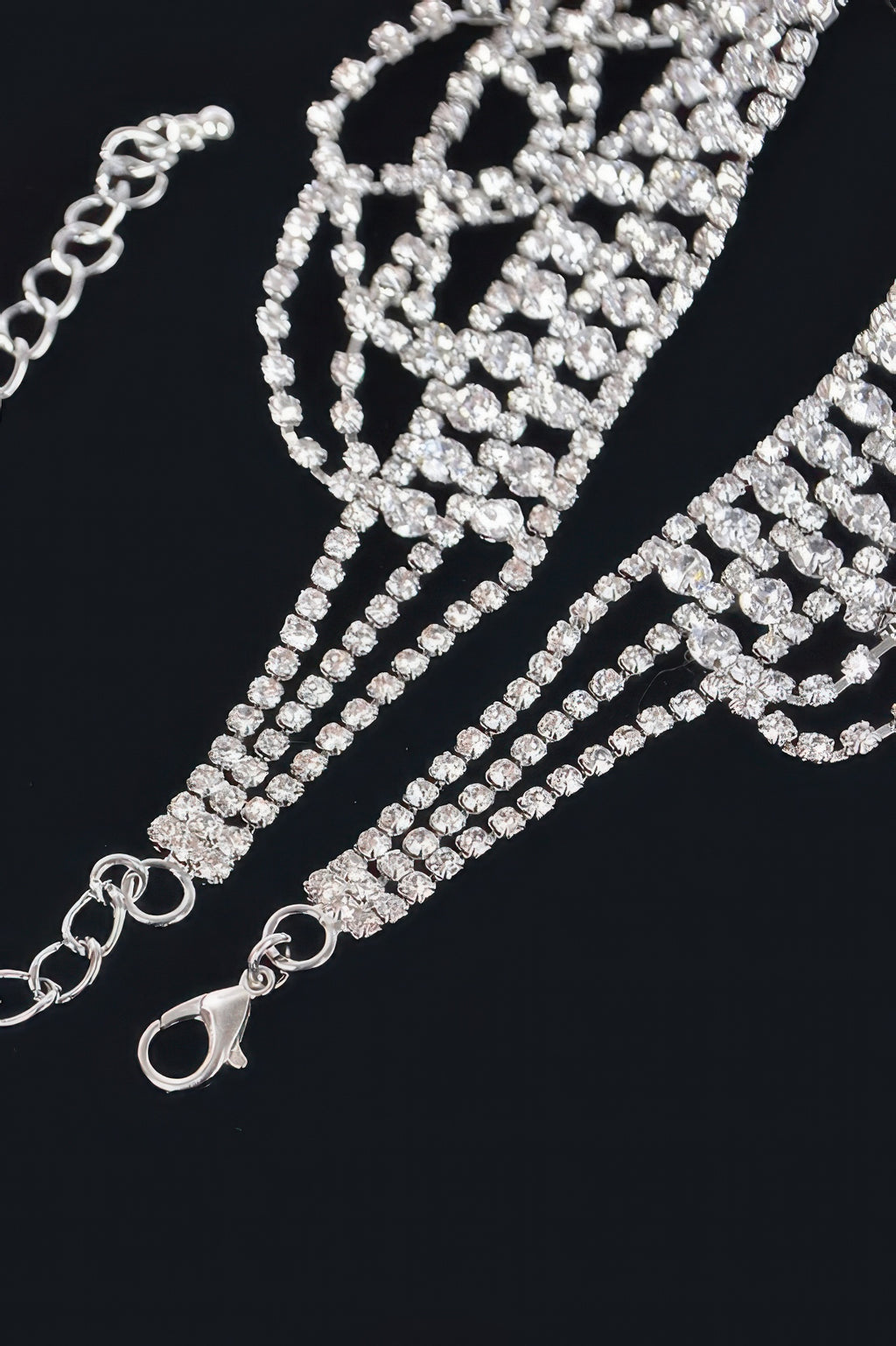 Silberfarbenes Rhinestone-Halsband, Detail der Kettenenden und Verschluss-Ösen