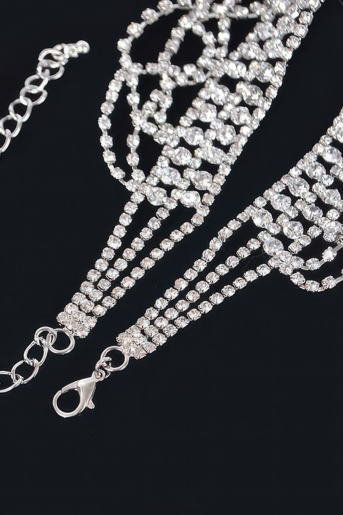 Silberfarbenes Rhinestone-Halsband, Detail der Kettenenden und Verschluss-Ösen