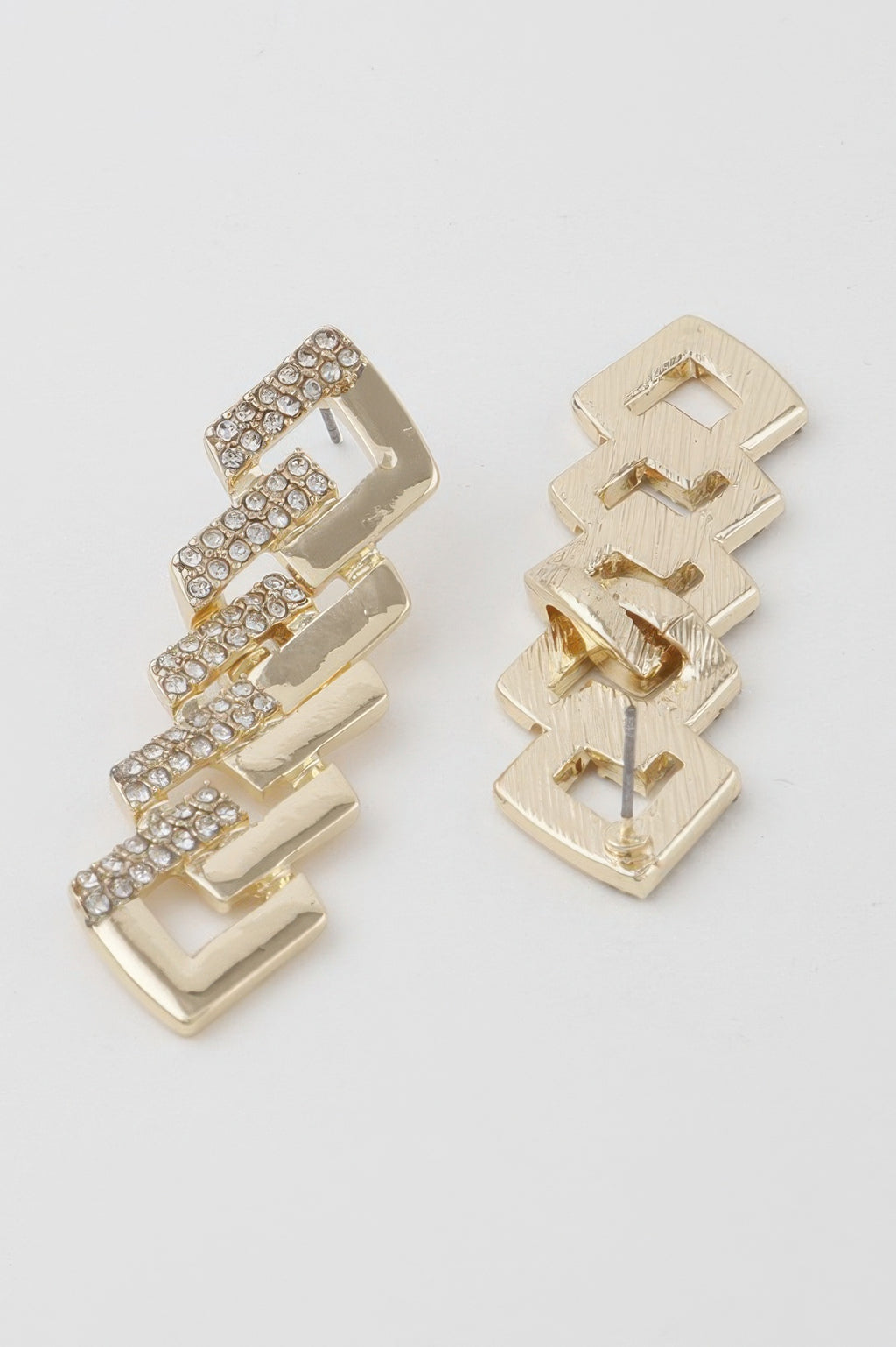 Goldfarbene Tropfen-Ohrringe mit Curb-Chain-Gliedern und klaren Strass-Steinen