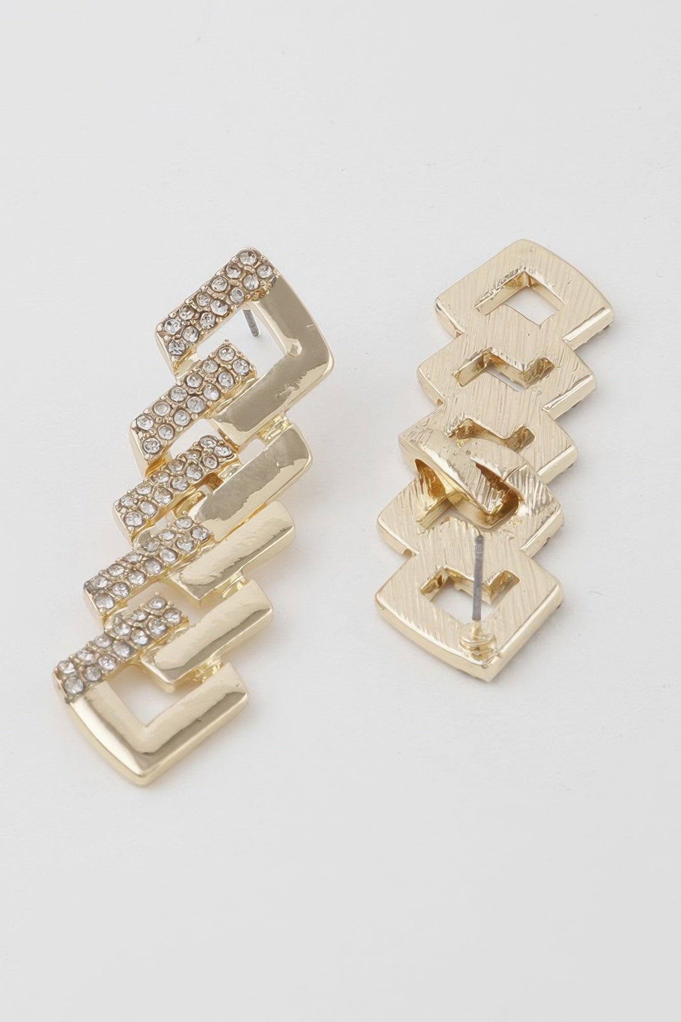 Goldfarbene Tropfen-Ohrringe mit Curb-Chain-Gliedern und klaren Strass-Steinen