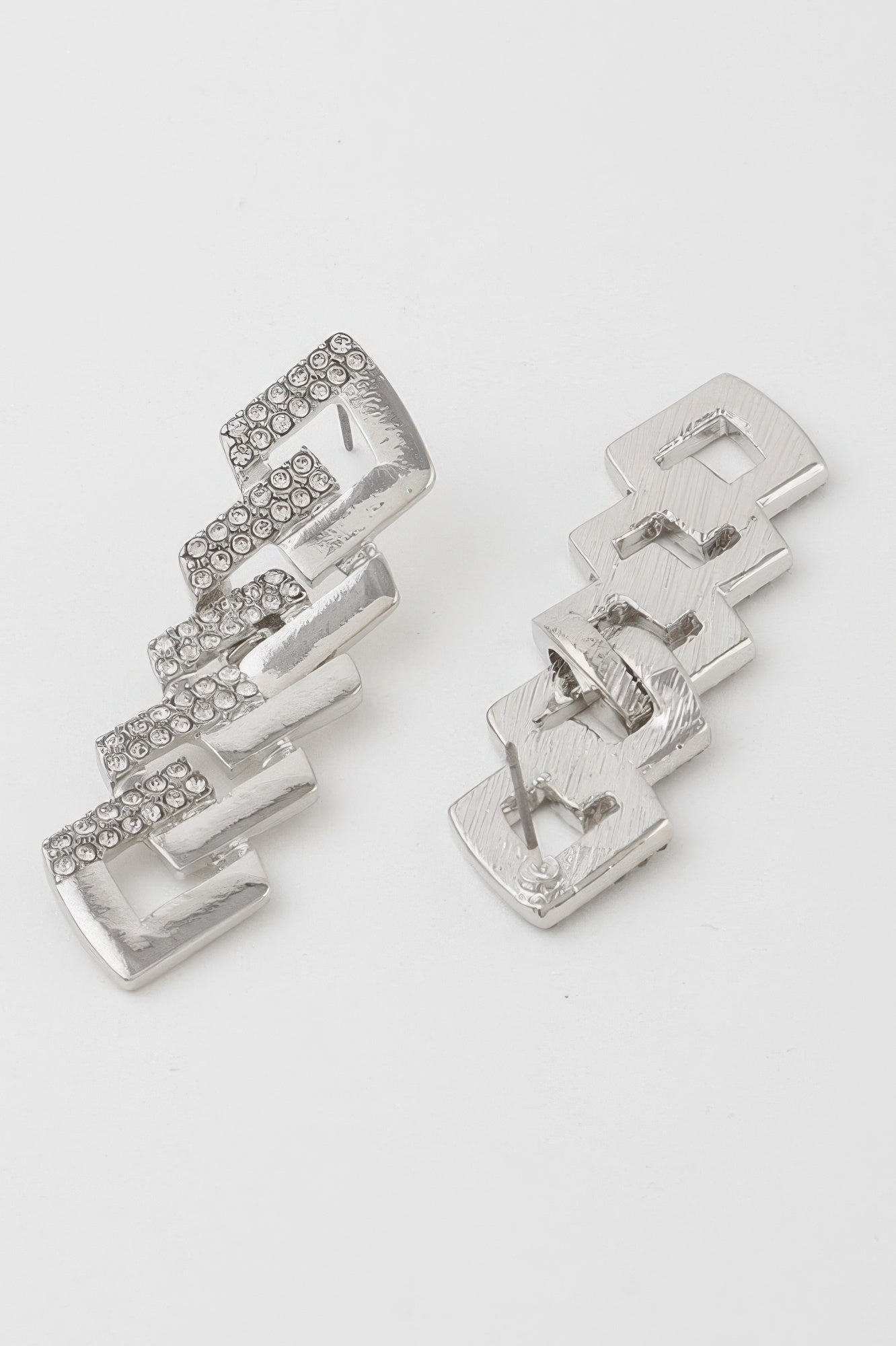 Silberfarbene Tropfen-Ohrringe mit Curb-Chain-Gliedern und klaren Strass-Steinen