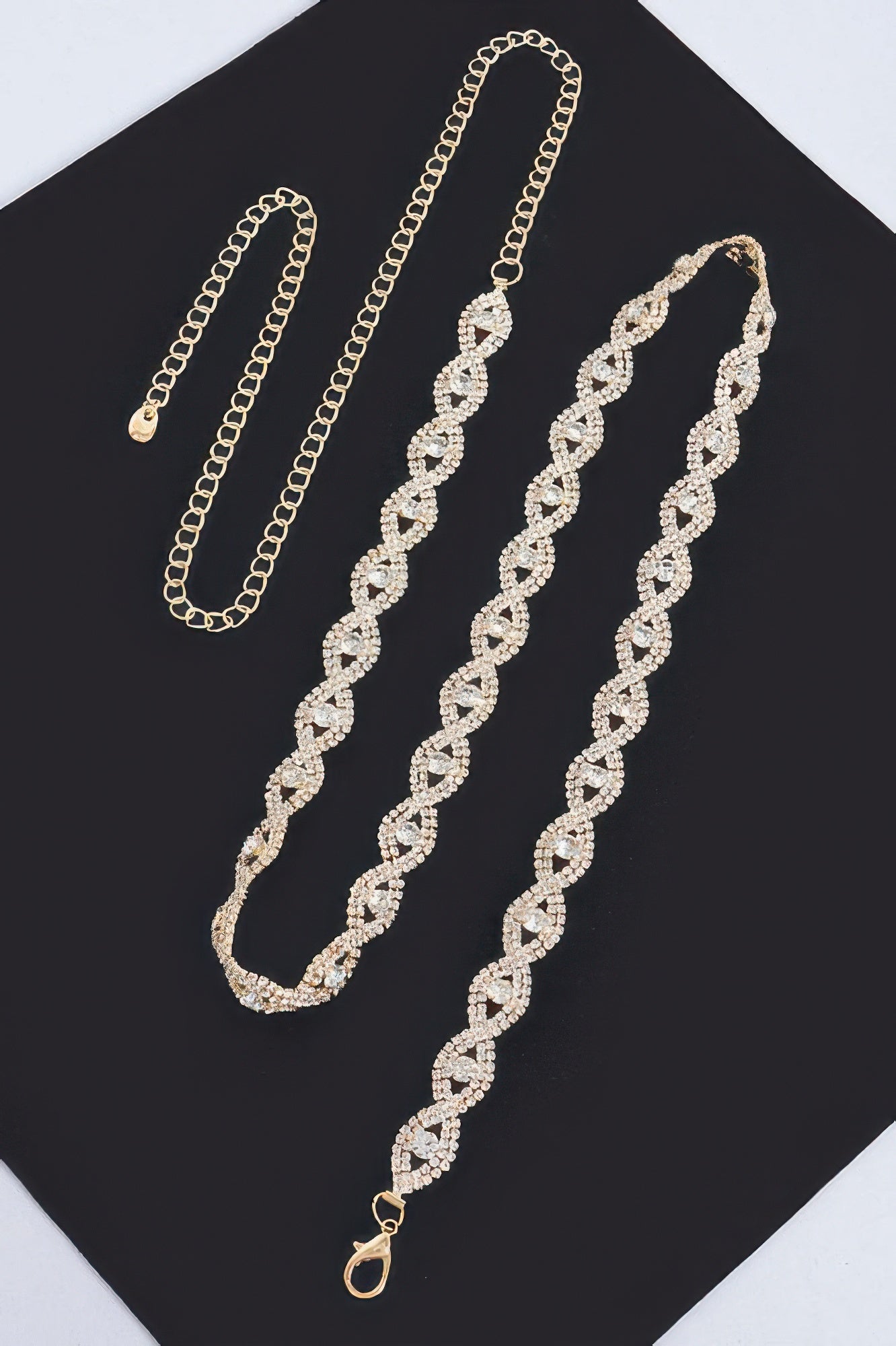 Goldfarbener Gürtel-Set: schmale Kettenbänder und lange Strass-Gürtel mit Karabiner
