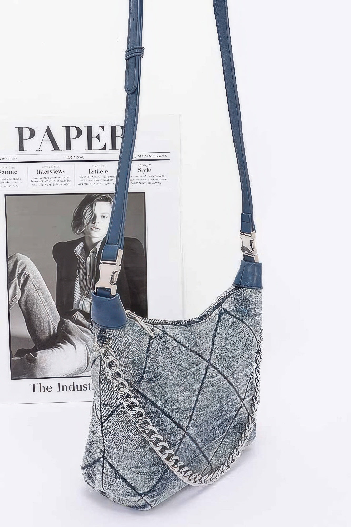 Jeans-Crossbody-Tasche, dunkles Blau, Kettenriemen über Schulter