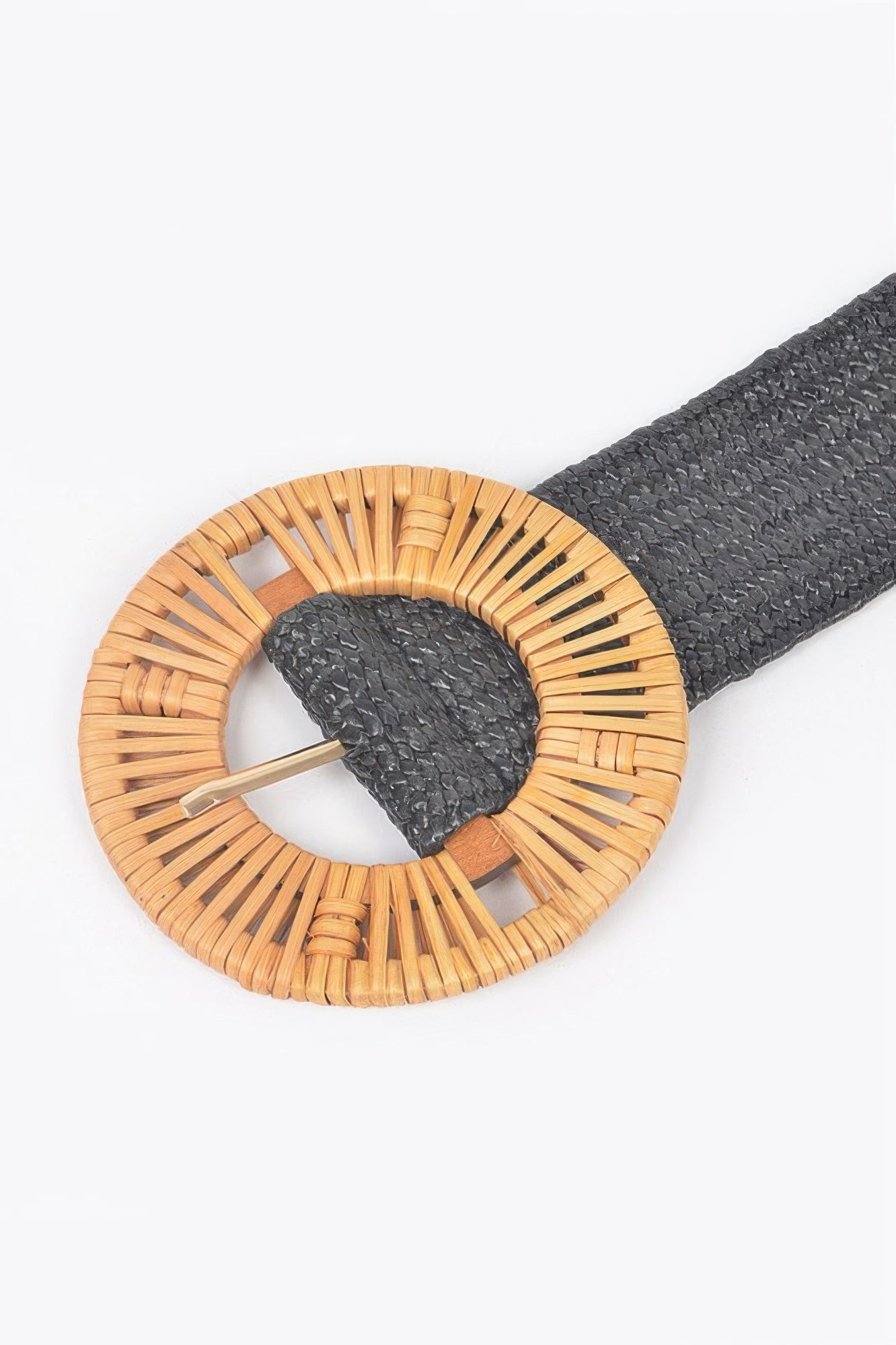 Runde Bambus-Schnalle am schwarzen Gürtel mit Metallstift und Flechtmuster