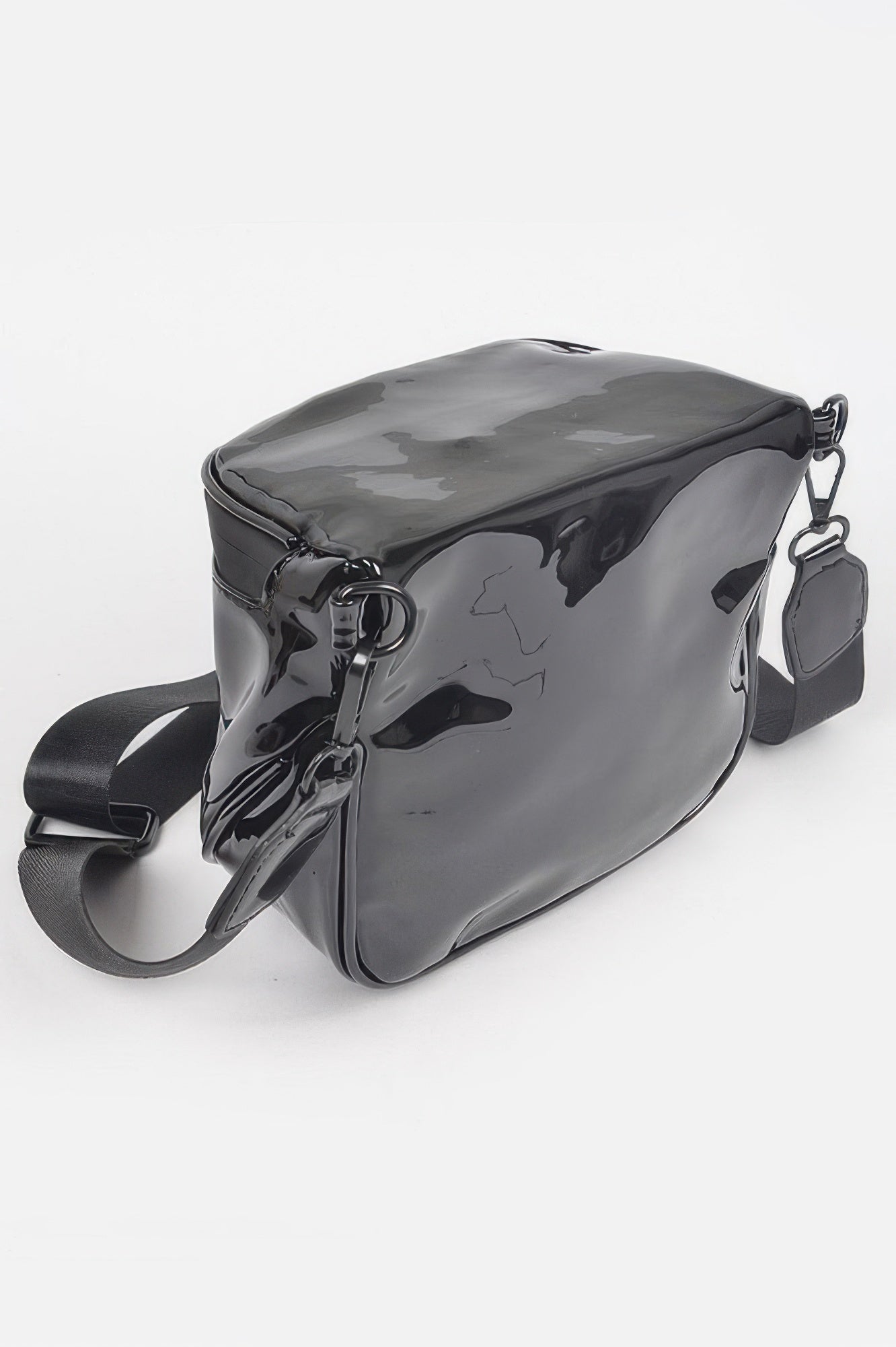 Enamel Gürteltasche, schwarze glänzende Tasche mit Metallringen am Gurt