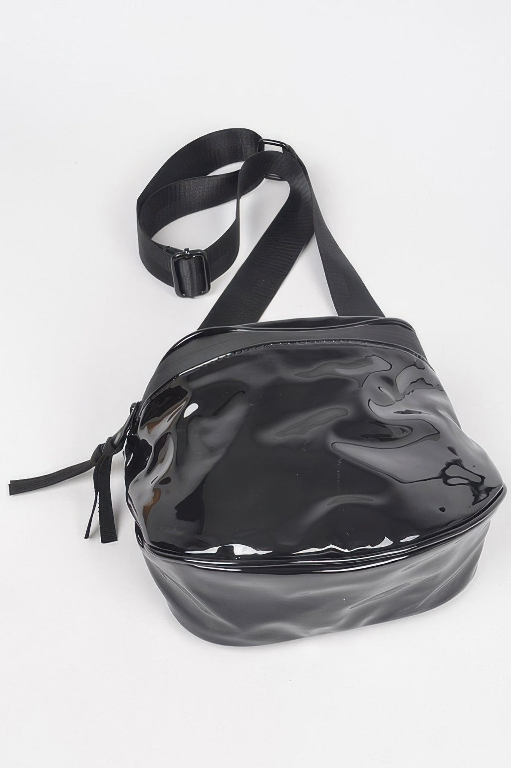 Enamel Gürteltasche, schwarze Lacktasche mit Quastenanhänger und D-Ringen