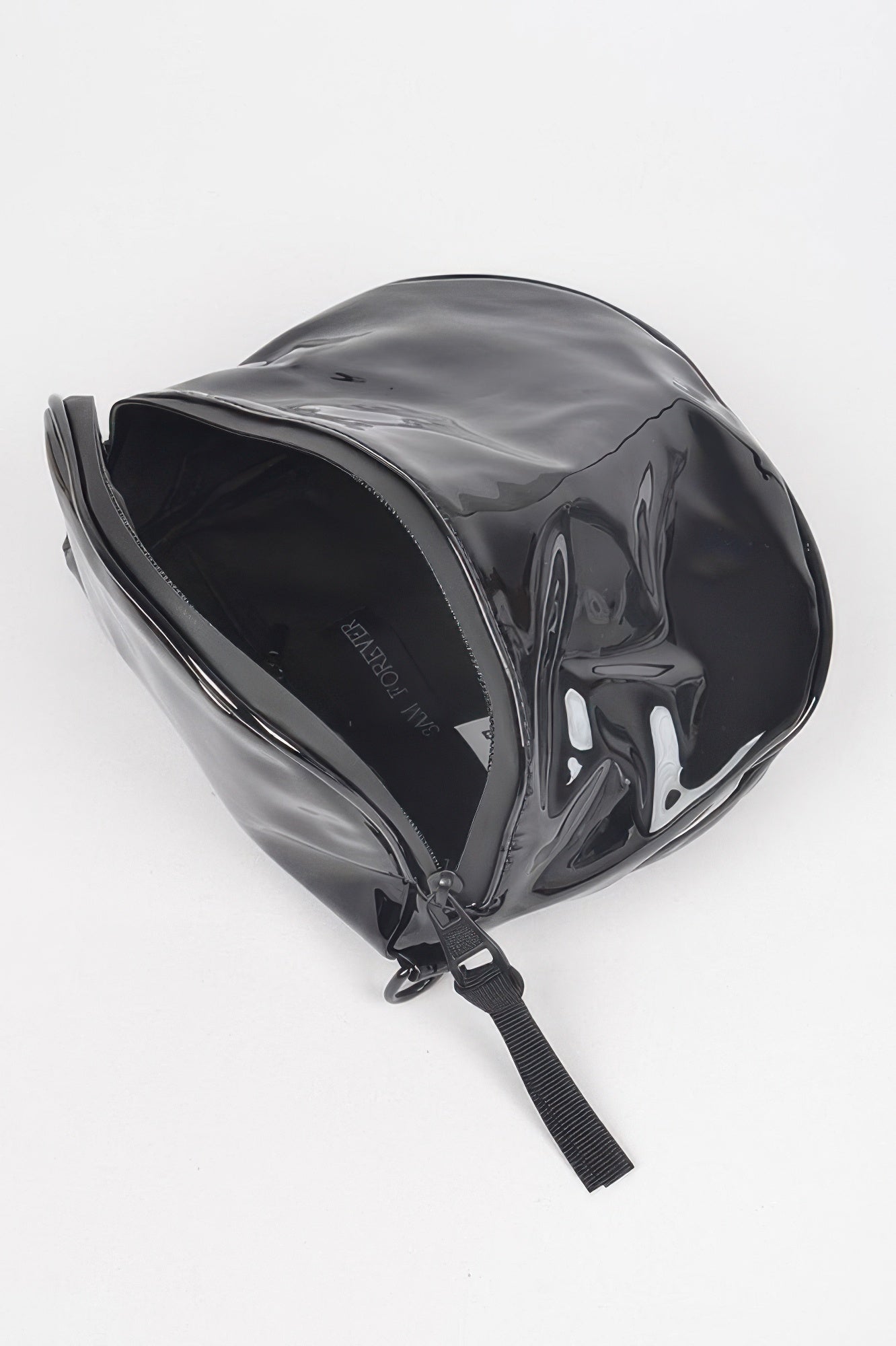 Enamel Gürteltasche, schwarze glänzende Formtasche mit Front-Detail und Reißverschluss