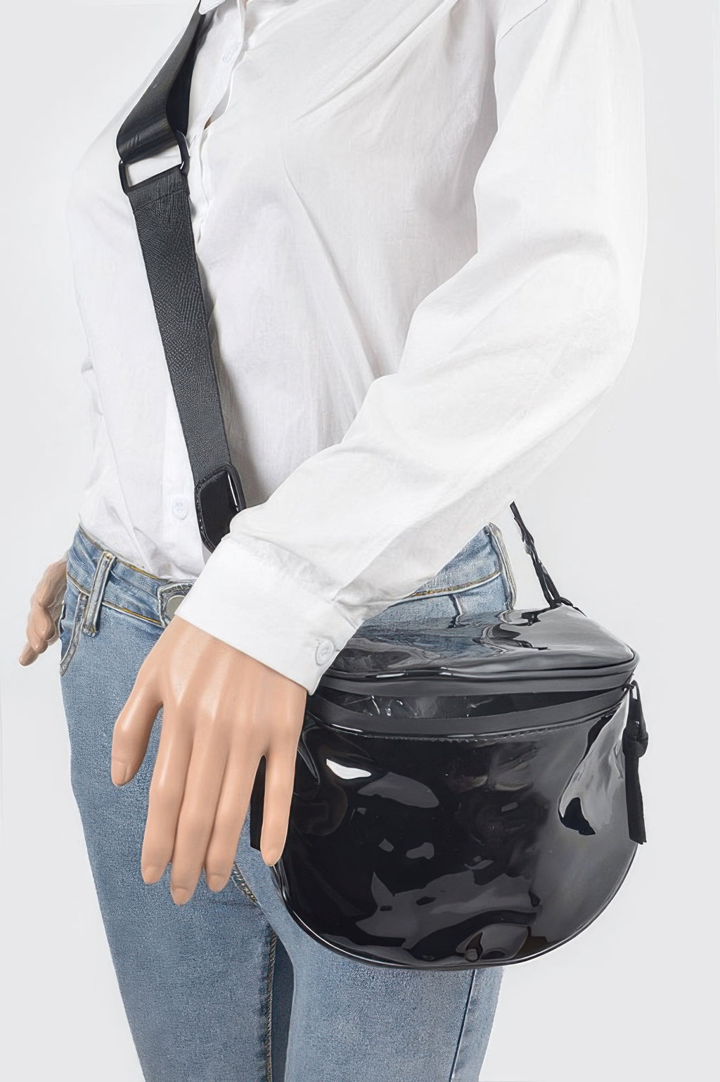 Enamel Gürteltasche, schwarze Lackoptik am Körper mit breitem Schultergurt