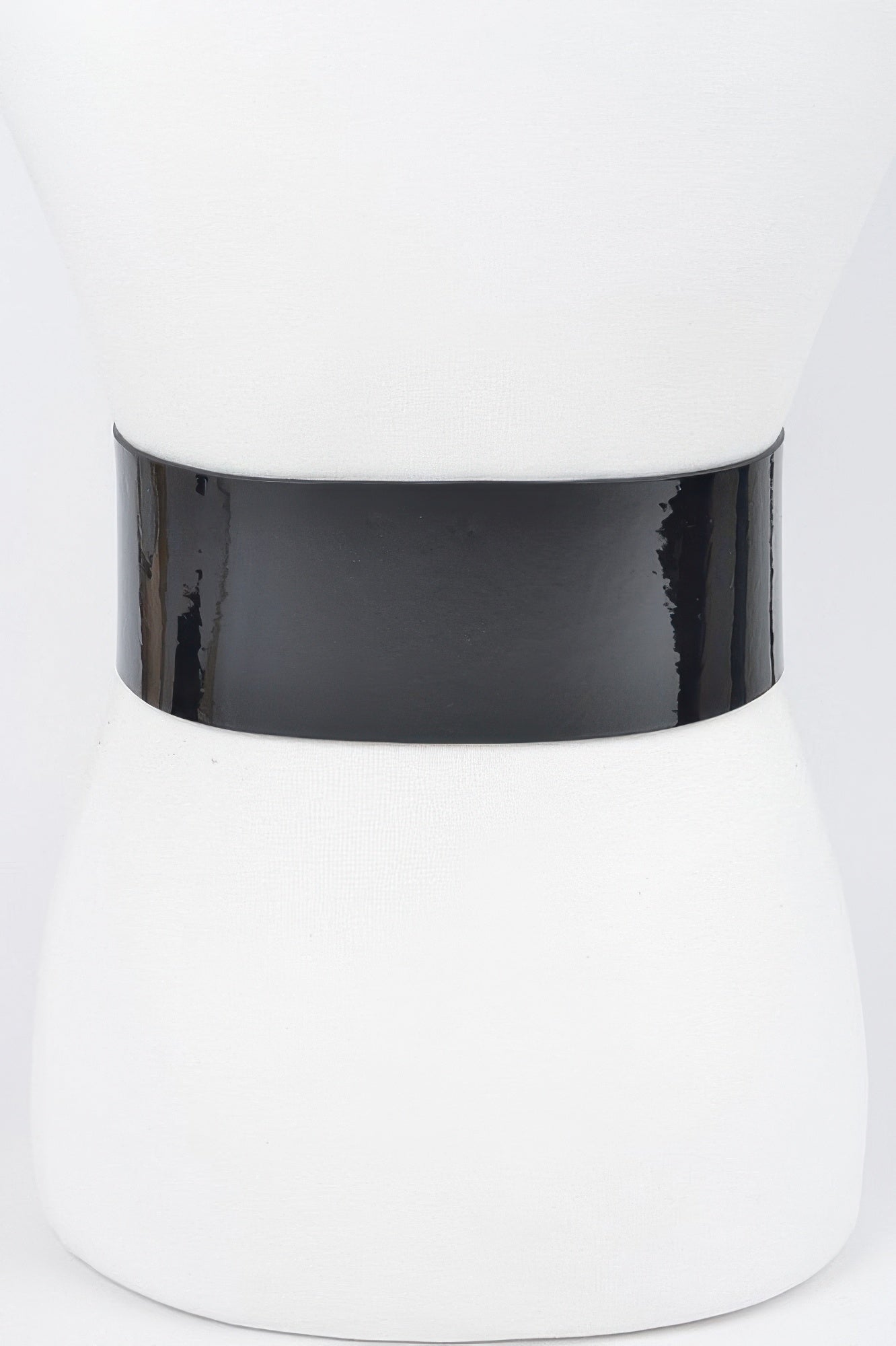 Oversized waist belt: glossy dark strap with no buckle visible