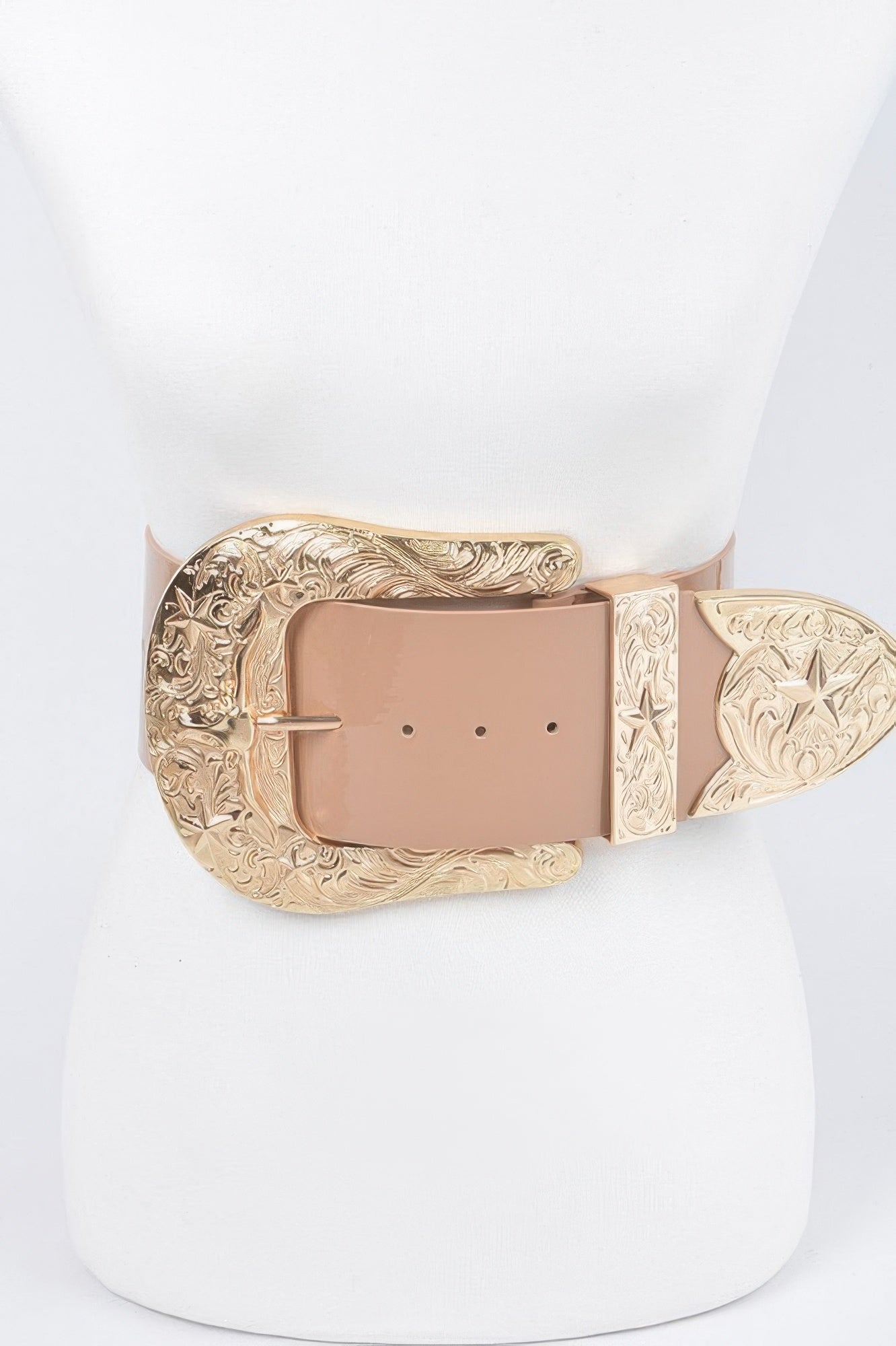 Oversized waist belt: nude strap with gold engraved buckle and decorative ends.