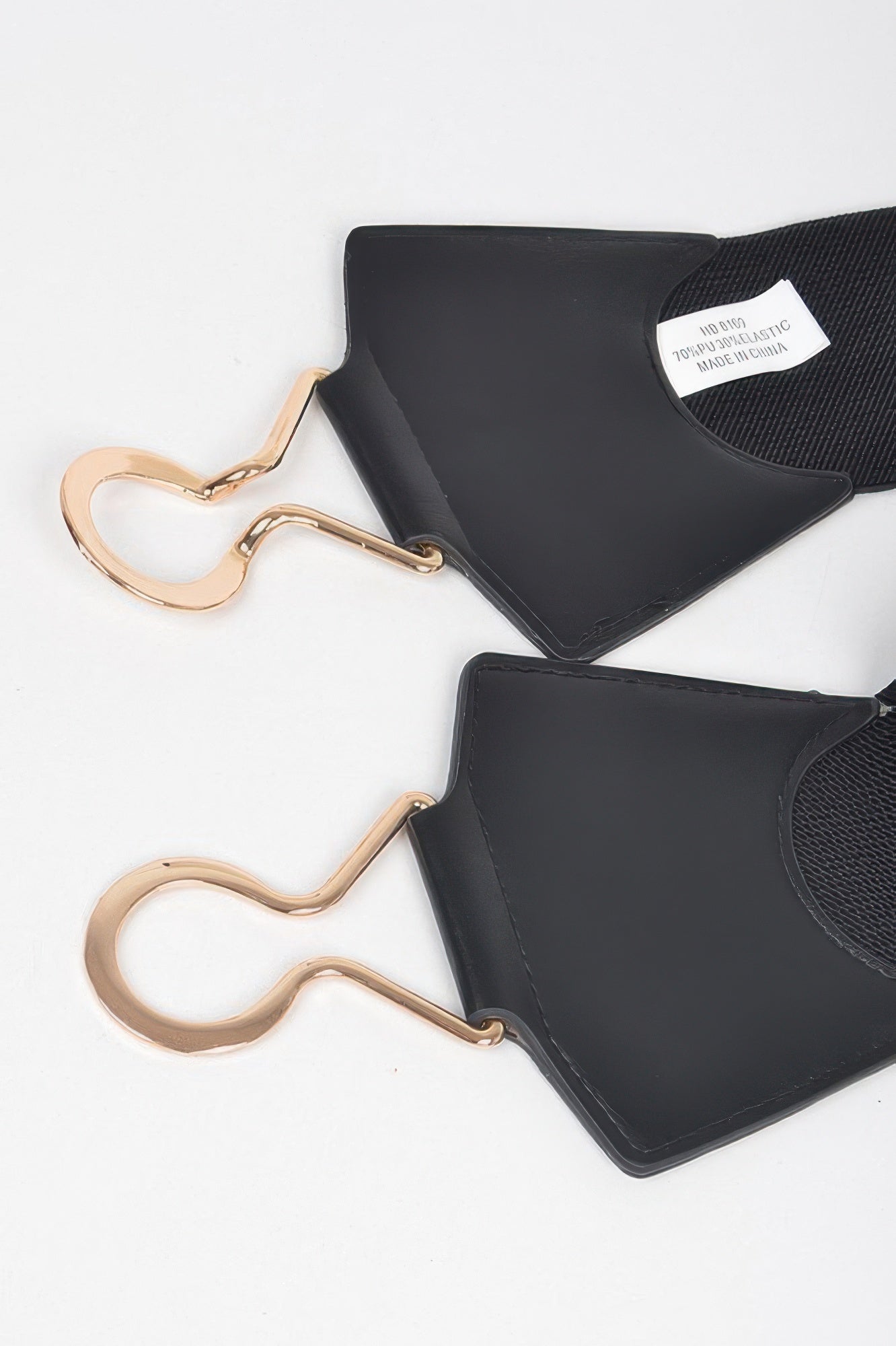 Schwarzer Faux-Leder Plus-Size Gürtel mit goldfarbenen Haken und sichtbarem Innenetikett