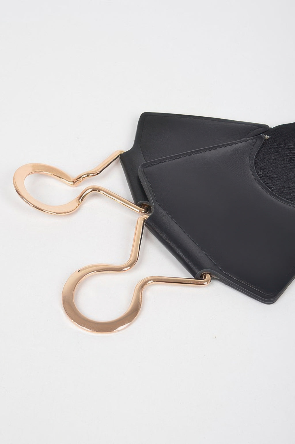 Schwarzer Plus-Size Faux-Leder Gürtel, goldfarbene D-Ringe und Haken, Detailansicht