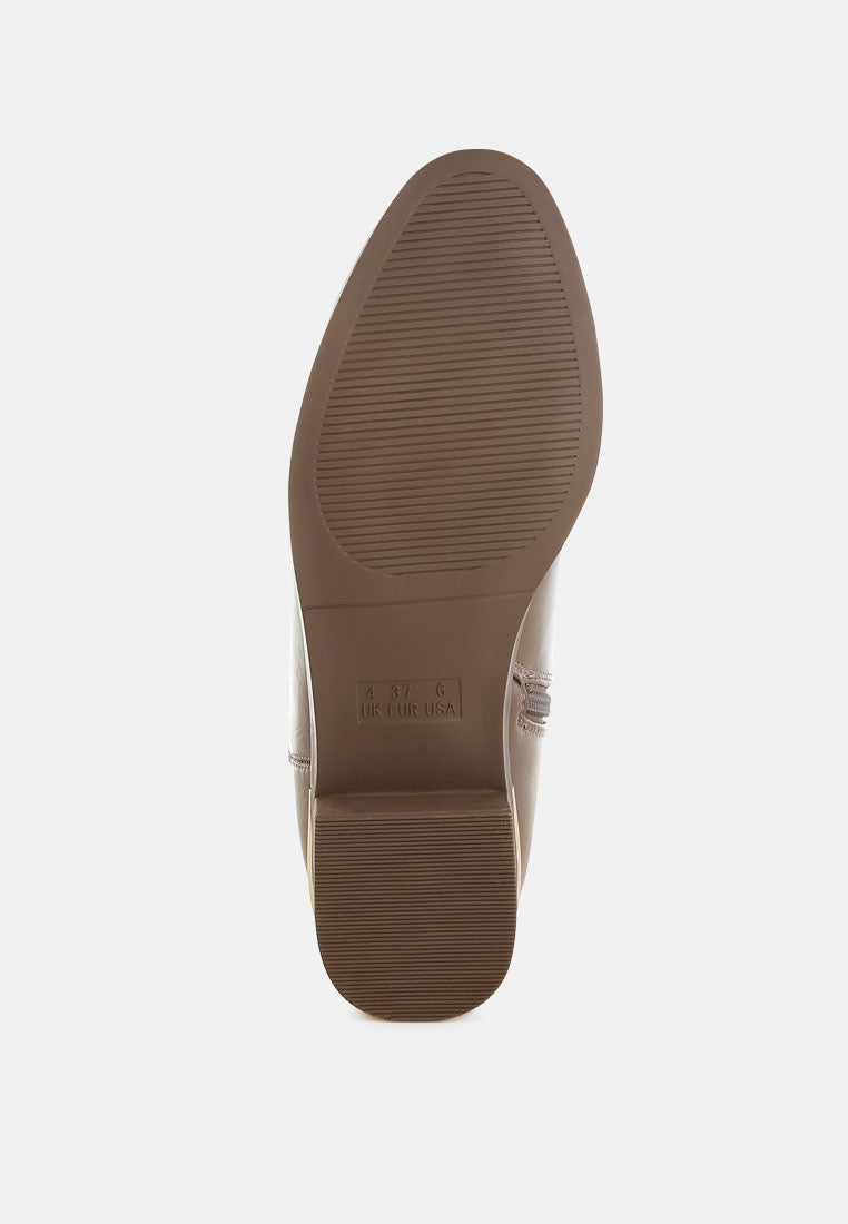 Yacht Winter ankle boots outsole view, brown boot bottom with textured tread