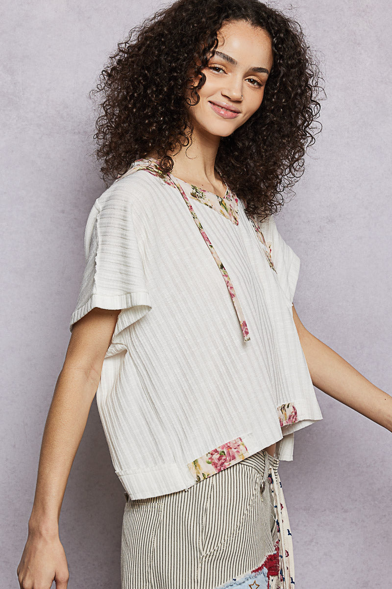 Off-white hooded short-sleeve top with floral-trim V-neck and curved hem