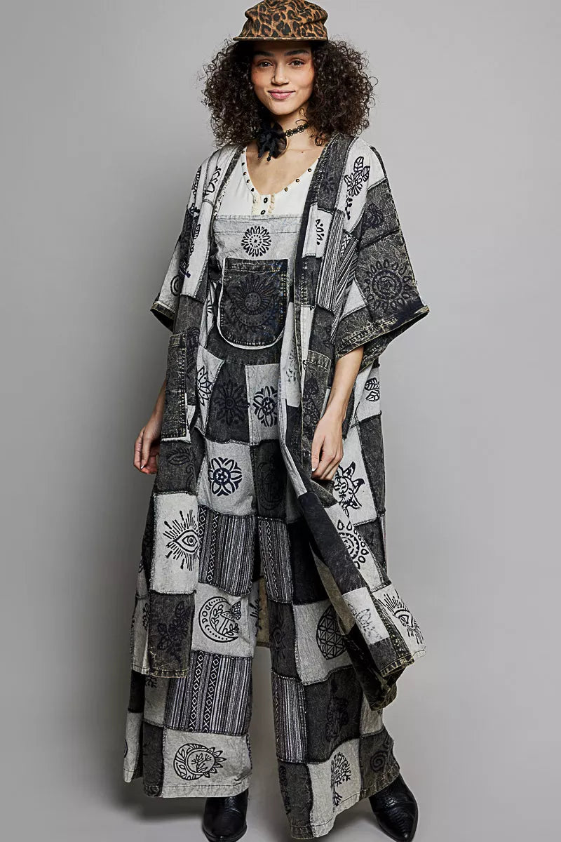 Longline-Cardigan, offen getragen: quadratisches Patchwork in Schwarz und Weiß